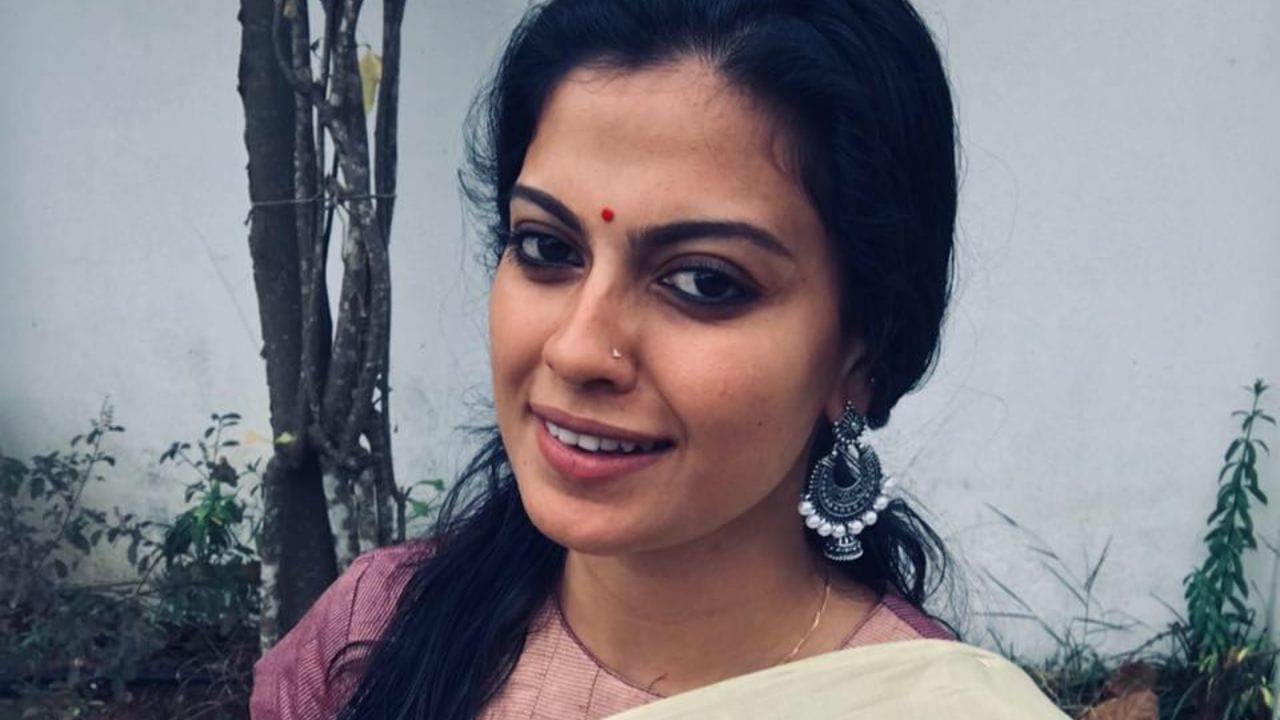 വെള്ളിത്തിരയിലെ തിരക്കുകൾക്കിടയിലും തന്റെ വേരുകൾ മറക്കാത്ത പ്രിയനടി അനുശ്രീ വീണ്ടും സോഷ്യൽ മീഡിയയുടെ കൈയടി നേടുന്നു. സ്വന്തം നാട്ടിലെ ക്ഷേത്രോത്സവത്തിന് സുഹൃത്തുക്കൾക്കൊപ്പം ആവേശത്തോടെ നൃത്തം ചെയ്യുന്ന നടിയുടെ വീഡിയോയാണ് ഇപ്പോൾ ഇന്റർനെറ്റിൽ തരംഗമാകുന്നത്.