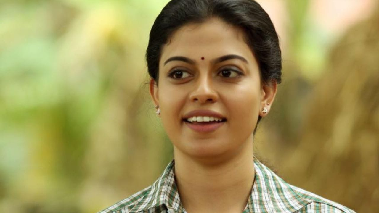 കൊല്ലം ജില്ലയിലെ കമുകുംചേരി തിരുവിളങ്ങോനപ്പൻ ക്ഷേത്രത്തിലെ ഉത്സവത്തിനാണ് താരം സജീവ സാന്നിധ്യമായത്. ദാവണിയും മുല്ലപ്പൂവും അണിഞ്ഞ് തികച്ചും ഒരു നാടൻ പെൺകൊടിയായി എത്തിയ അനുശ്രീ, 'വേൽമുരുകാ' തുടങ്ങിയ ഹിറ്റ് ഗാനങ്ങൾക്കൊപ്പം അതിമനോഹരമായാണ് ചുവടുവെച്ചത്.