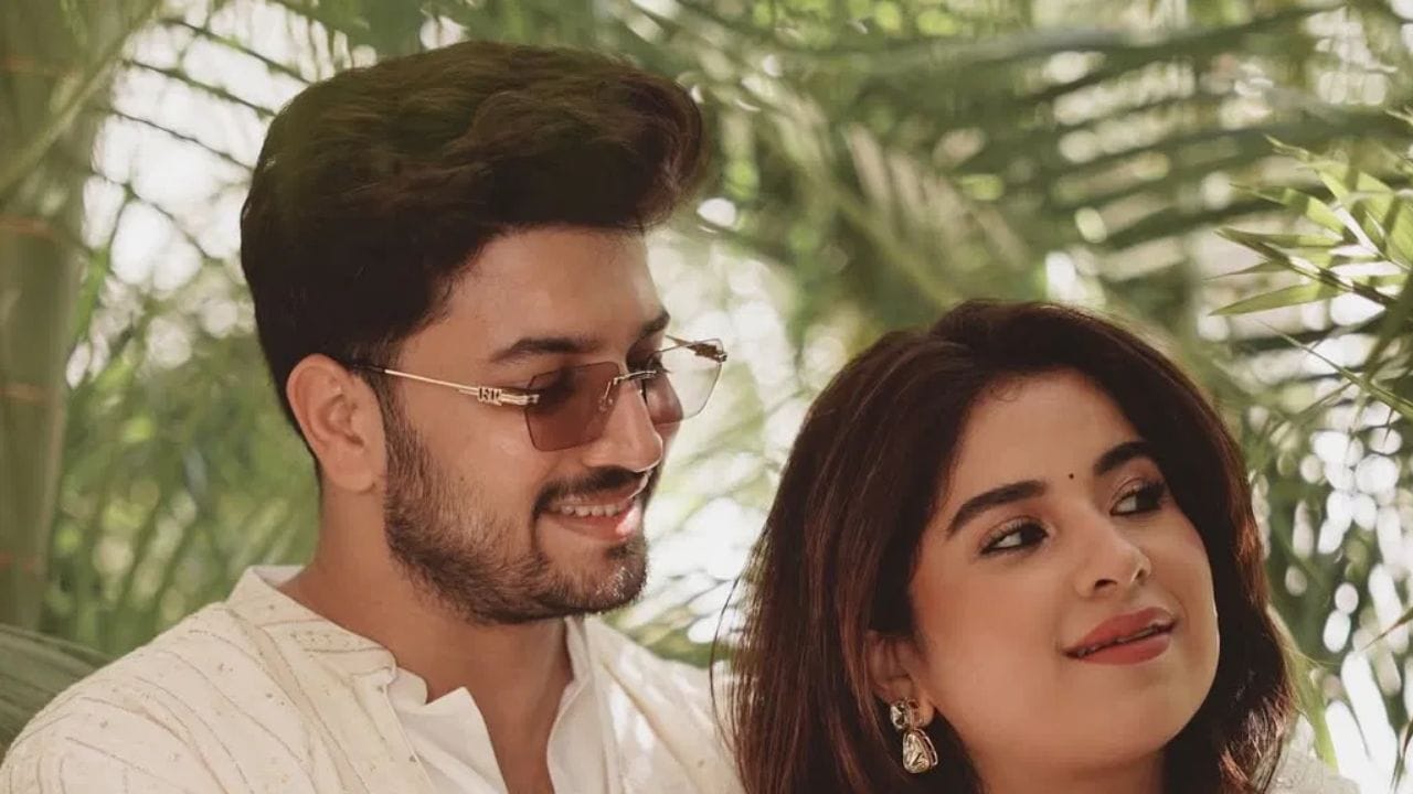 ഇതിനിടെ അപര്‍ണ തോമസും ജീവ ജോസഫും ധന്യ വര്‍മയ്ക്ക് നല്‍കിയ അഭിമുഖം വീണ്ടും സമൂഹമാധ്യമങ്ങളില്‍ ചര്‍ച്ചയാകുന്നുണ്ട്. ദാമ്പത്യ ജീവിതത്തെ കുറിച്ചും അതില്‍ ഉണ്ടായിരിക്കേണ്ട കാര്യങ്ങളെ കുറിച്ചുമാണ് അപര്‍ണ അഭിമുഖത്തില്‍ സംസാരിക്കുന്നത്. ഇക്കാര്യങ്ങളെല്ലാം ജീവ സമ്മതിക്കുന്നുമുണ്ട്. 
