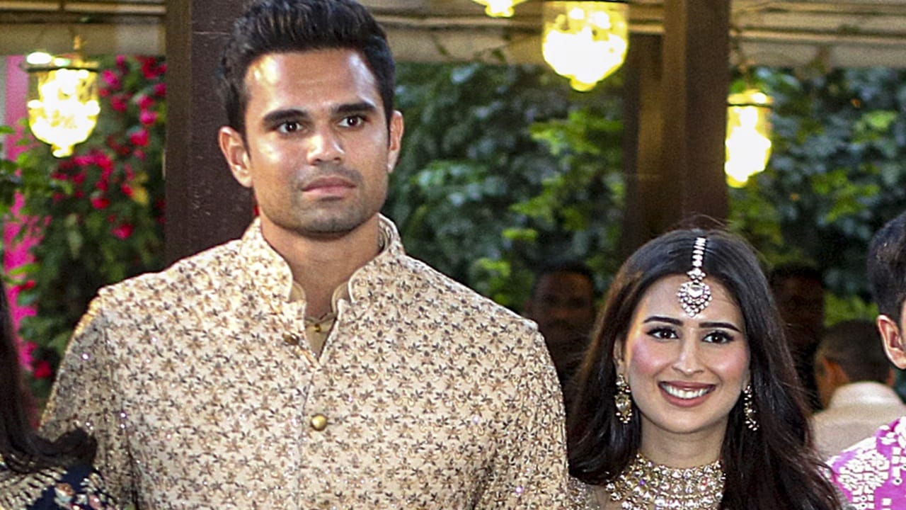 കഴിഞ്ഞ ഓഗസ്ത് 25-നായിരുന്നു ഇരുവരുടെയും വിവാഹനിശ്ചയം. ബിസിനസ് കുടുംബത്തിലെ അംഗമാണ് സാനിയ. മുംബൈയിലെ ഹോസ്പിറ്റാലിറ്റി, ഭക്ഷ്യ വ്യവസായങ്ങളില്‍ ശക്തമായ സാന്നിധ്യമായ 'ഘായ്' കുടുംബത്തിലെ അംഗമാണ് സാനിയ (Image Credits: PTI).