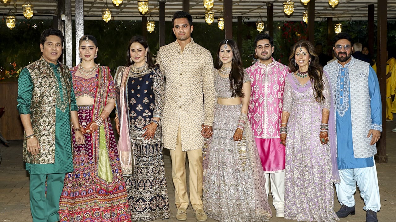 നിരവധി പ്രമുഖരാണ് അര്‍ജുന്റെയും, സാനിയയുടെയും വിവാഹത്തില്‍ പങ്കെടുത്തത്. മുന്‍ ഇന്ത്യന്‍ ക്യാപ്റ്റന്‍ എംഎസ് ധോണിയും, ഭാര്യ സാക്ഷിയും പങ്കെടുത്തും. ഇന്ത്യന്‍ ടീം പരിശീലകന്‍ ഗൗതം ഗംഭീറും, ഭാര്യ നതാഷ ജെയിനും പരിപാടിയില്‍ പങ്കെടുത്തു (Image Credits: PTI).