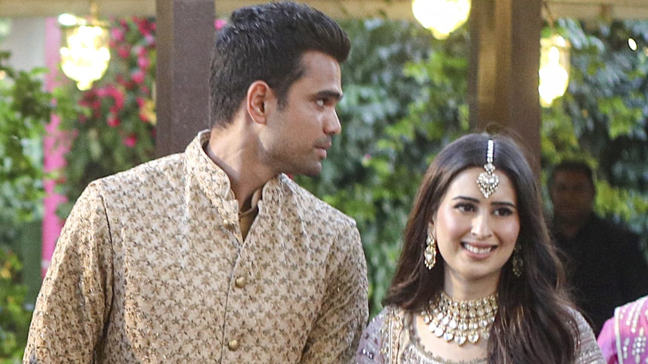 മുന്‍ താരങ്ങളായ സുനില്‍ ഗവാസ്‌കര്‍, രാഹുല്‍ ദ്രാവിഡ്, അനില്‍ കുംബ്ലെ, രവി ശാസ്ത്രി, യുവരാജ് സിങ്, ഇര്‍ഫാന്‍ പത്താന്‍, വീരേന്ദര്‍ സെവാഗ്. സഹീര്‍ ഖാന്‍, ഹര്‍ഭജന്‍ സിങ് തുടങ്ങിയവരും പങ്കെടുത്തു. ഐസിസി ചെയര്‍മാന്‍ ജയ് ഷാ, ഇന്ത്യന്‍ ടീം ചീഫ് സെലക്ടര്‍ അജിത് അഗാര്‍ക്കര്‍ എന്നിവരും എത്തി. ചലച്ചിത്ര വ്യവസായ പ്രമുഖരും ചടങ്ങില്‍ സംബന്ധിച്ചു  (Image Credits: PTI).