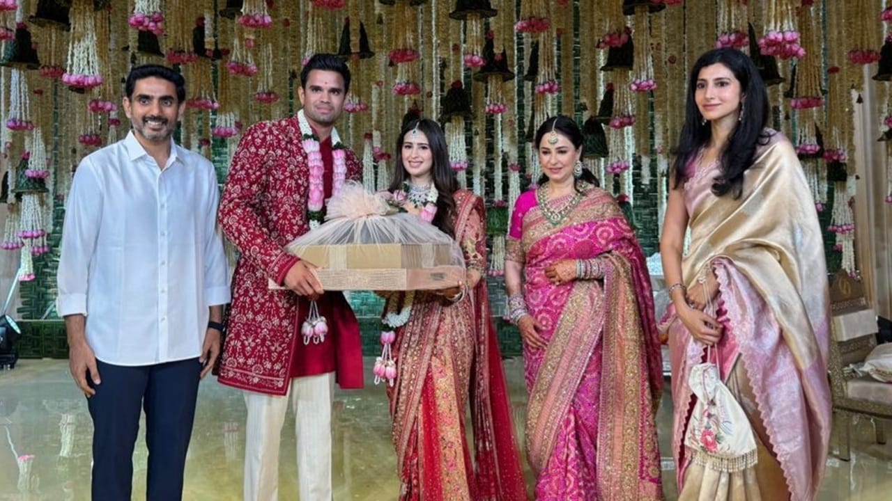 നടന്‍ അമിതാഭ് ബച്ചന്‍, വ്യവസായി മുകേഷ് അംബാനി തുടങ്ങിയവരും കുടുംബസമേതം അര്‍ജുന്റെയും സാനിയയുടെയും വിവാഹത്തില്‍ പങ്കെടുക്കാനെത്തി. വിവാഹത്തിനുള്ള മുന്നൊരുക്കങ്ങള്‍ വളരെ നേരത്തെ ആരംഭിച്ചിരുന്നു. പ്രസിഡന്റ് ദ്രൗപദി മുര്‍മു, പ്രധാനമന്ത്രി നരേന്ദ്ര മോദി, ആഭ്യന്തര മന്ത്രി അമിത് ഷാ, പ്രതിപക്ഷ നേതാവ് രാഹുല്‍ ഗാന്ധി എന്നിവരെ സച്ചിനും കുടുംബവും നേരിട്ടെത്തി വിവാഹത്തിന് ക്ഷണിച്ചിരുന്നു (Image Credits: Social Media).