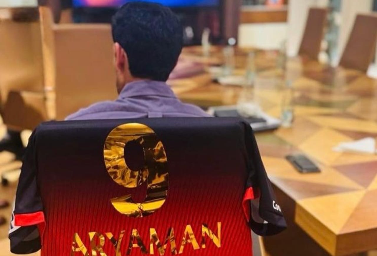 യുണൈറ്റഡ് സ്പിരിറ്റ്‌സ് ലിമിറ്റഡിൽ നിന്നാണ് ആർസിബിയുടെ പുരുഷ-വനിതാ ടീമുകളുടെ 100 ശതമാനം ഓഹരികളും ഈ കണ്‍സോര്‍ഷ്യം സ്വന്തമാക്കിയത്. ആര്യമാൻ ബിർളയാണ് ആര്‍സിബി ഫ്രാഞ്ചെസിയുടെ പുതിയ ചെയര്‍മാന്‍. ആദിത്യ ബിർള ഗ്രൂപ്പ് ചെയർപേഴ്‌സൺ കുമാർ മംഗലം ബിർളയുടെ മകനാണ്. 28-കാരനായ ഇദ്ദേഹം മുന്‍ ക്രിക്കറ്റ് താരം കൂടിയാണ്.