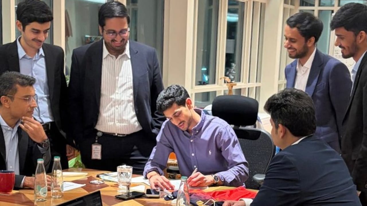 ആദിത്യ ബിര്‍ള ഗ്രൂപ്പിന്റെ നേതൃത്വത്തിലുള്ള കണ്‍സോര്‍ഷ്യമാണ് ആര്‍സിബിയുടെ പുതിയ ഉടമകള്‍. ടൈംസ് ഓഫ് ഇന്ത്യ ഗ്രൂപ്പ്, ഡേവിഡ് ബ്ലിറ്റ്‌സറിന്റെ ബോൾട്ട് വെഞ്ച്വേഴ്‌സ്, യുഎസ് ആസ്ഥാനമായുള്ള ബ്ലാക്ക്‌സ്റ്റോൺ ഇൻവെസ്റ്റ്‌മെന്റ് ഗ്രൂപ്പ് എന്നിവയും കൺസോർഷ്യത്തിൽ ഉൾപ്പെടുന്നു. 1.78 ബില്യണ്‍ രൂപയ്ക്കാണ് ഇവര്‍ ആര്‍സിബിയെ സ്വന്തമാക്കിയത്. ഏതാണ്ട് 16,000 കോടിയിലധികം രൂപയുടെ ഇടപാടാണ് ഇത് (Image Credits: Aryaman Vikram Birla Instagram Page). 