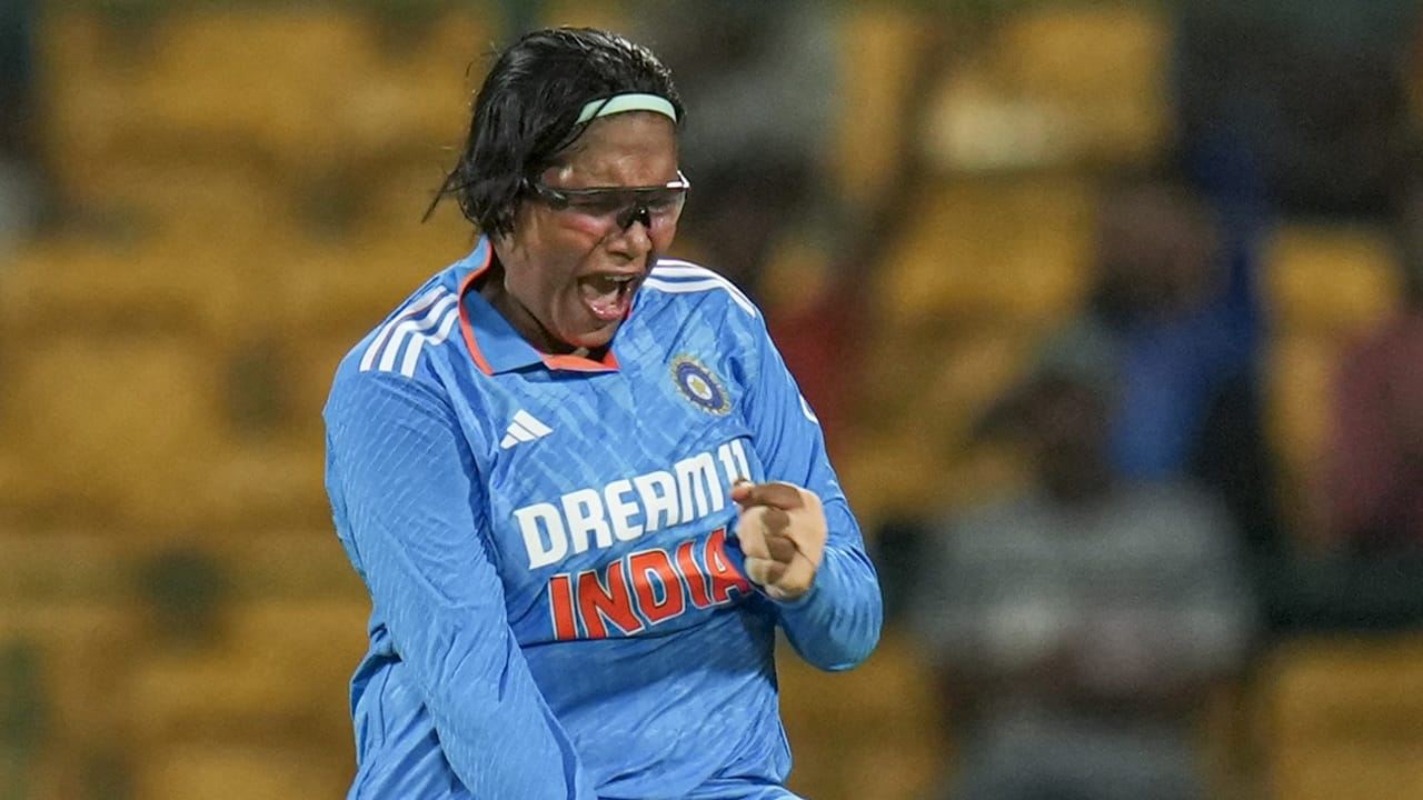 ഡബ്ല്യുപിഎല്ലാണ് ആശാ ശോഭനയുടെയും കരിയറില്‍ വഴിത്തിരിവായത്. ആര്‍സിബിക്ക് വേണ്ടി പുറത്തെടുത്ത മികച്ച പ്രകടനത്തിലൂടെ താരം ദേശീയ കുപ്പായമണിഞ്ഞു. നിലവില്‍ യുപി വാരിയേഴ്‌സ് താരമാണ്. ഇന്ത്യന്‍ ടീമിലേക്ക് മിന്നുവും, സജനയും, ആശയും ഉടന്‍ തിരിച്ചെത്തുമെന്ന പ്രതീക്ഷയിലാണ് ആരാധകര്‍ (Image Credits: PTI).