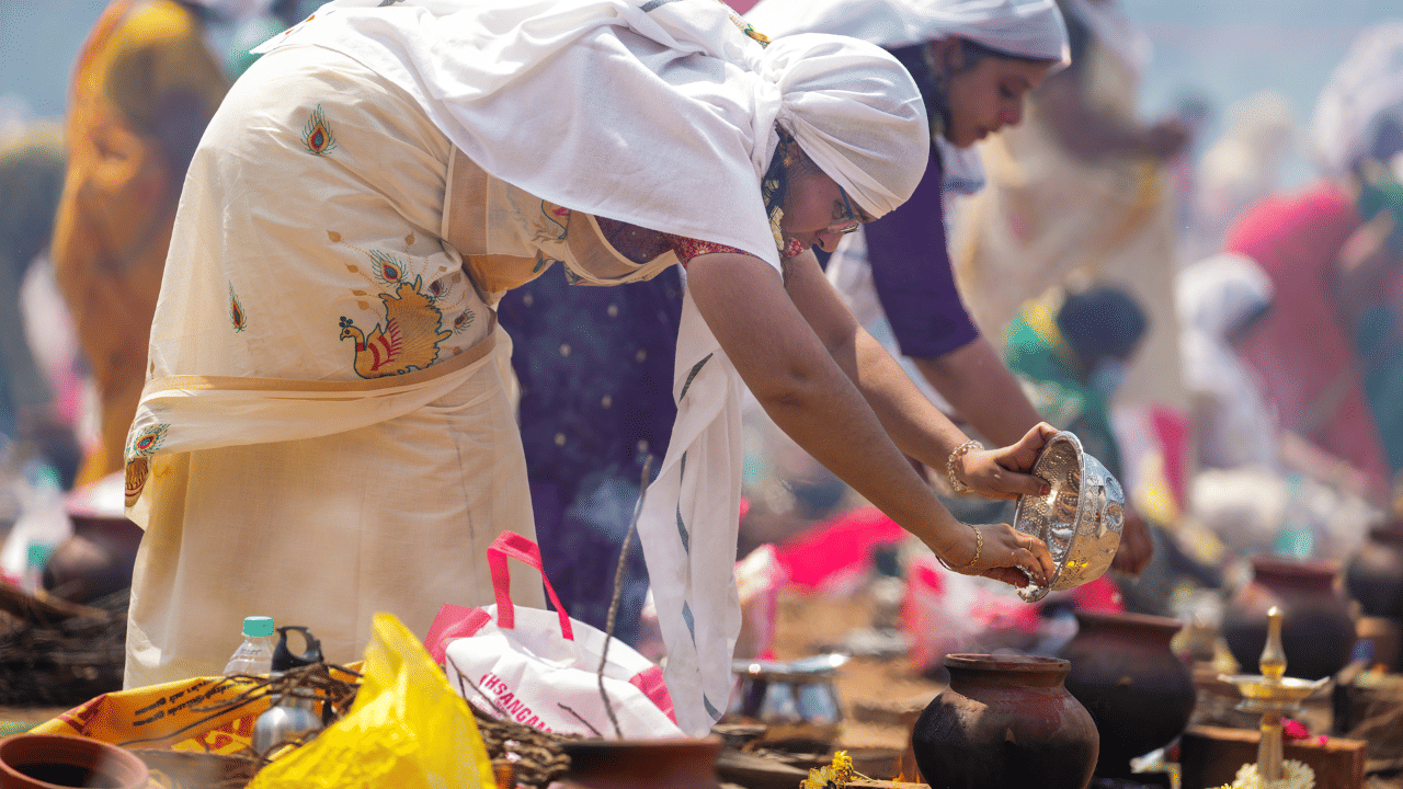 സംസ്ഥാനത്ത് ചൂട് വർധിച്ചുവരുന്ന സാഹചര്യത്തിൽ കേന്ദ്ര കാലാവസ്ഥാ വകുപ്പ് ജാഗ്രത നിർദ്ദേശം പുറപ്പെടുവിച്ചിട്ടുണ്ട്. പ്രത്യേകിച്ച് ആറ്റുകാൽ പൊങ്കാലയിൽ പങ്കെടുക്കുന്ന ഭക്തർ ഈ കഠിനമായ ചൂട് കണക്കിലെടുത്ത് അതീവ ജാഗ്രത പാലിക്കേണ്ടതുണ്ട്.
