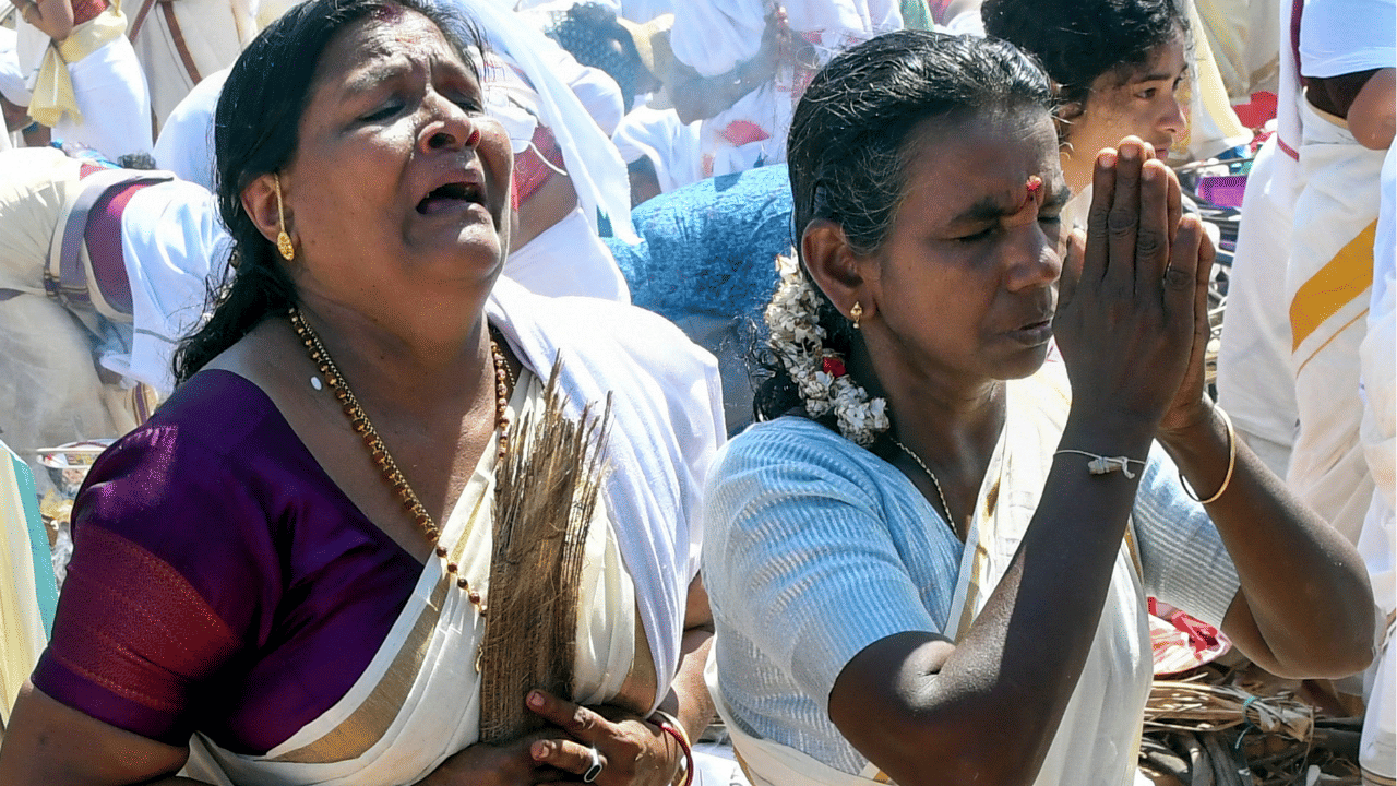 ചൂട് കൂടുമ്പോൾ ശരീരത്തിലെ ജലാംശം വേഗത്തിൽ നഷ്ടപ്പെടാൻ സാധ്യതയുണ്ട്. ദാഹം തോന്നിയില്ലെങ്കിൽ പോലും ഇടയ്ക്കിടെ വെള്ളം കുടിക്കുക. ചെറിയ കുട്ടികൾ, പ്രായമായവർ, ഗർഭിണികൾ, മറ്റ് രോഗബാധിതർ എന്നിവർ കടുത്ത വെയിലത്ത് അധികനേരം നിൽക്കരുത്. ഇവർക്ക് സൂര്യാഘാതത്തിന് സാധ്യത കൂടുതലാണ്. 
