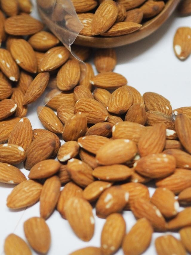 ബദാം കൊളസ്ട്രോൾ കൂട്ടുമോ? എത്രയെണ്ണം കഴിക്കാം