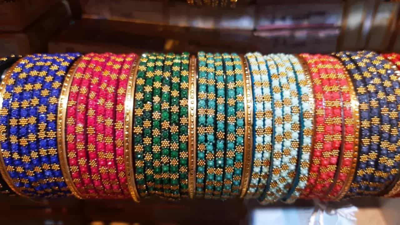 Vastu Tips: വള ഇഷ്ടമാണോ? ഇങ്ങനെ ധരിച്ചാൽ ദാരിദ്ര്യം ഉറപ്പ്!