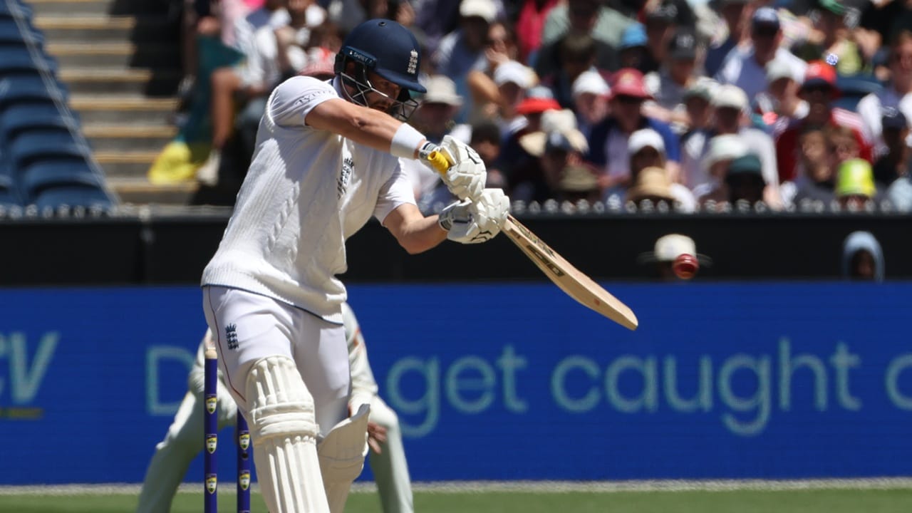 എന്തായാലും ഐപിഎല്‍ അധികൃതര്‍ ഡക്കറ്റിനെ വെറുതെ വിടുമെന്ന് തോന്നുന്നില്ല. ശക്തമായ നടപടികള്‍ സ്വീകരിക്കാനാണ് സാധ്യത. അടുത്ത രണ്ട് സീസണുകളില്‍ നിന്ന് ഡക്കറ്റിനെ വിലക്കിയേക്കാം. ഇത്തരത്തില്‍ വ്യവസ്ഥകള്‍ ലംഘിക്കുന്നവരെ സാധാരണ രണ്ട് വര്‍ഷത്തേക്കാണ് വിലക്കാറുള്ളത്.