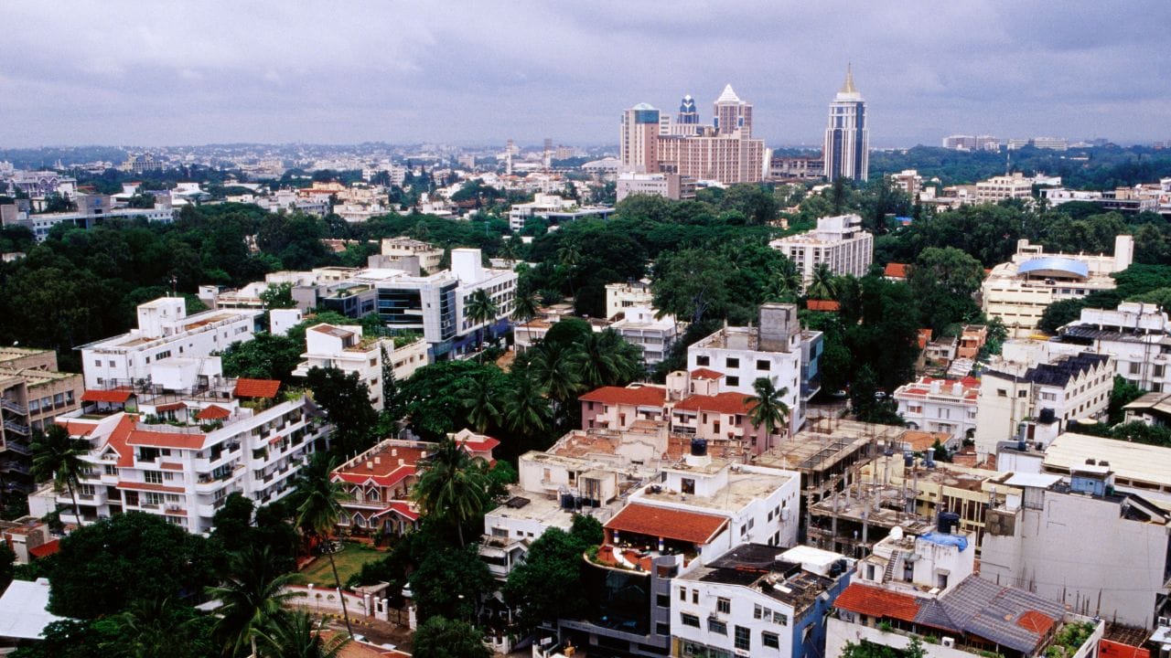 ഗുരുതരമായ ട്രാഫിക്, ഉയര്‍ന്ന വാടകയും ജീവിതച്ചെലവും സമ്മര്‍ദവുമാണ് ബെംഗളൂരുവിന് തിരിച്ചടിയായത്. പട്ടികയില്‍ രണ്ടാം സ്ഥാനത്താണ് ബെംഗളൂരു. ജീവിതശൈലി, കാലാവസ്ഥ, ഗോയിങ് ഔട്ട് ഓപ്ഷനുകളാണ് രണ്ടാം സ്ഥാനത്തെങ്കിലും തുടരാന്‍ ബെംഗളൂരുവിനെ അനുവദിക്കുന്നത്. 

