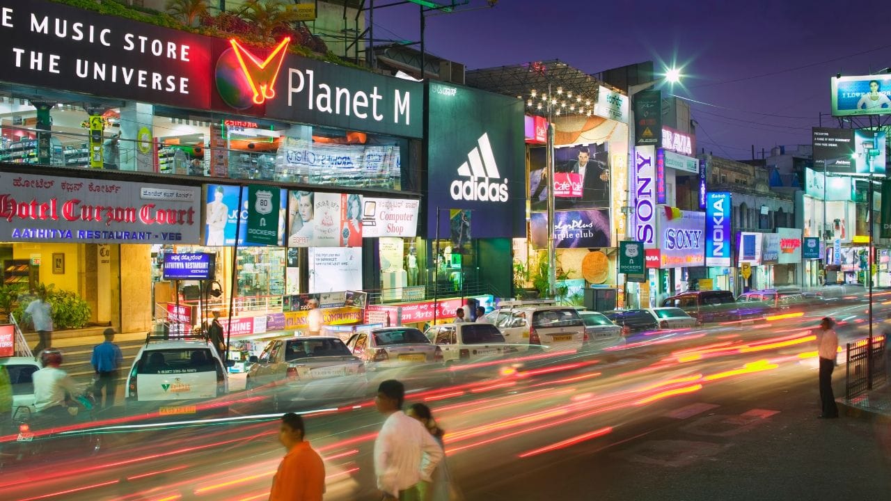 ഹൈദരാബാദിനും ബെംഗളൂരുവിനും ഇടയിലുള്ള പ്രധാന വ്യത്യാസം യാത്രാ സൗകര്യങ്ങളാണ്. രണ്ട് നഗരങ്ങളിലെയും ശരാശരി വണ്‍വേ യാത്രാ സമയം ഏകദേശം 58-59 മിനിറ്റാണ്. എന്നാല്‍ ബെംഗളൂരുവില്‍ ഗതാഗതക്കുരുക്ക് രൂക്ഷമായിക്കൊണ്ടിരിക്കുന്നത് യാത്രാ സമയം ഇരട്ടിയാക്കുന്നു. 

