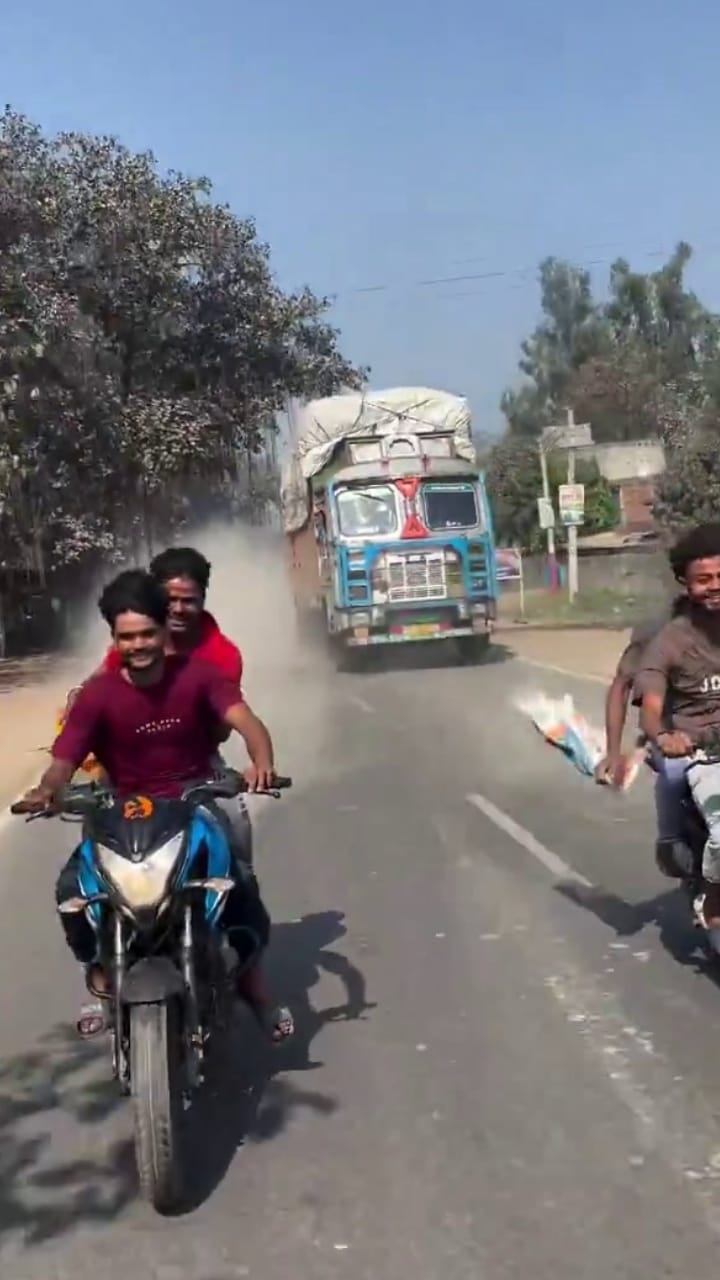 ബെക്കിൽ പാഞ്ഞ്, റോഡിൽ സിമൻ്റ് വിതറുന്ന കാഴ്ച