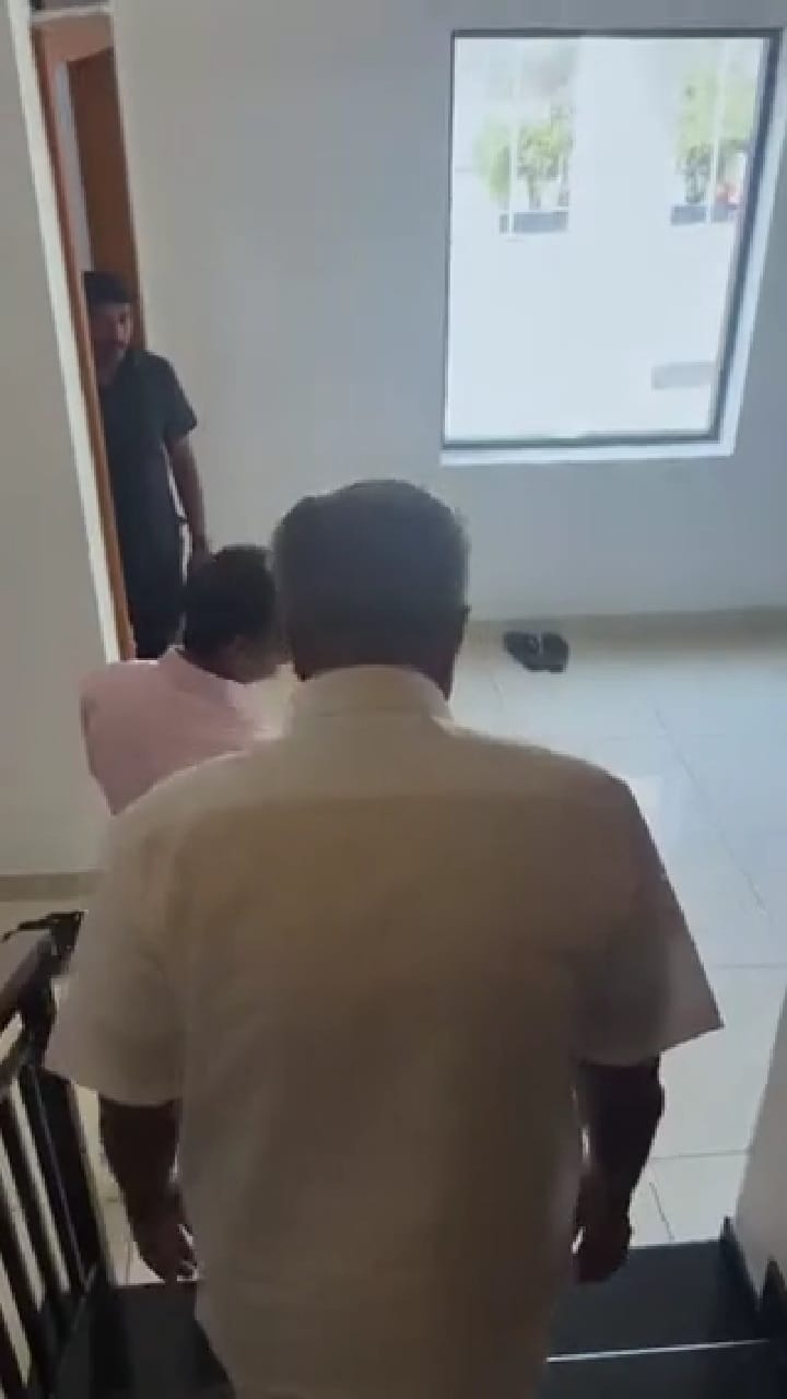 പ്രചാരണത്തിരക്കിലും കുട്ടികള്‍ക്കൊപ്പം പെരുന്നാള്‍ ആഘോഷിച്ച് മുഖ്യമന്ത്രി