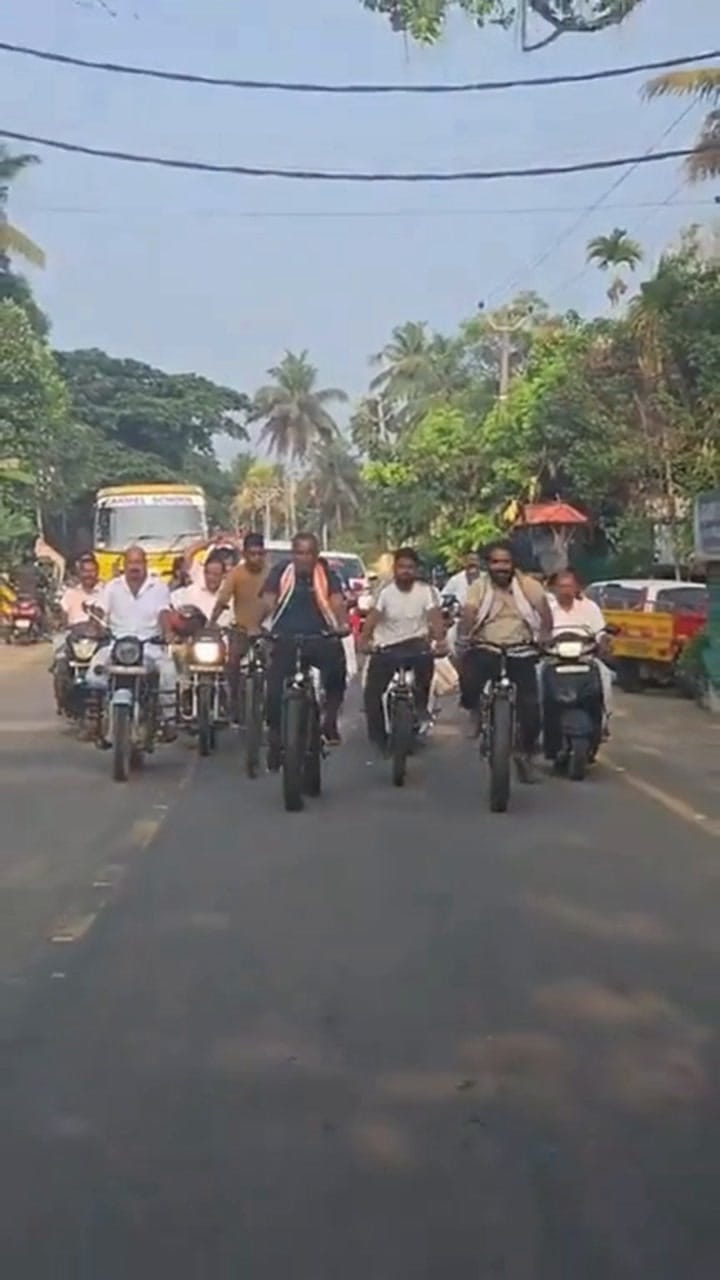 എന്താ, വെറൈറ്റിയല്ലേ? ചാണ്ടി ഉമ്മന്‍ എംഎല്‍എയുടെ വേറിട്ട പ്രചാരണ ശൈലി