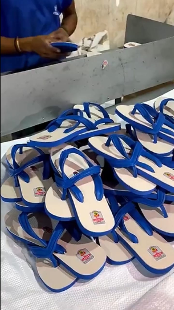 ഇങ്ങനെയാണ് റബ്ബർ ചെരിപ്പുണ്ടാക്കുന്നത്