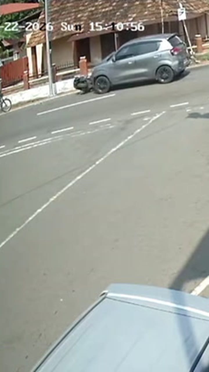 അല്‍പമൊന്ന് ശ്രദ്ധിച്ചിരുന്നെങ്കില്‍! സിഗ്നല്‍ തെറ്റിച്ചെത്തിയ സ്‌കൂട്ടര്‍ കാറില്‍ ഇടിച്ചപ്പോള്‍; ചെങ്ങന്നൂര്‍ ചെറിയനാടുണ്ടായ അപകടം