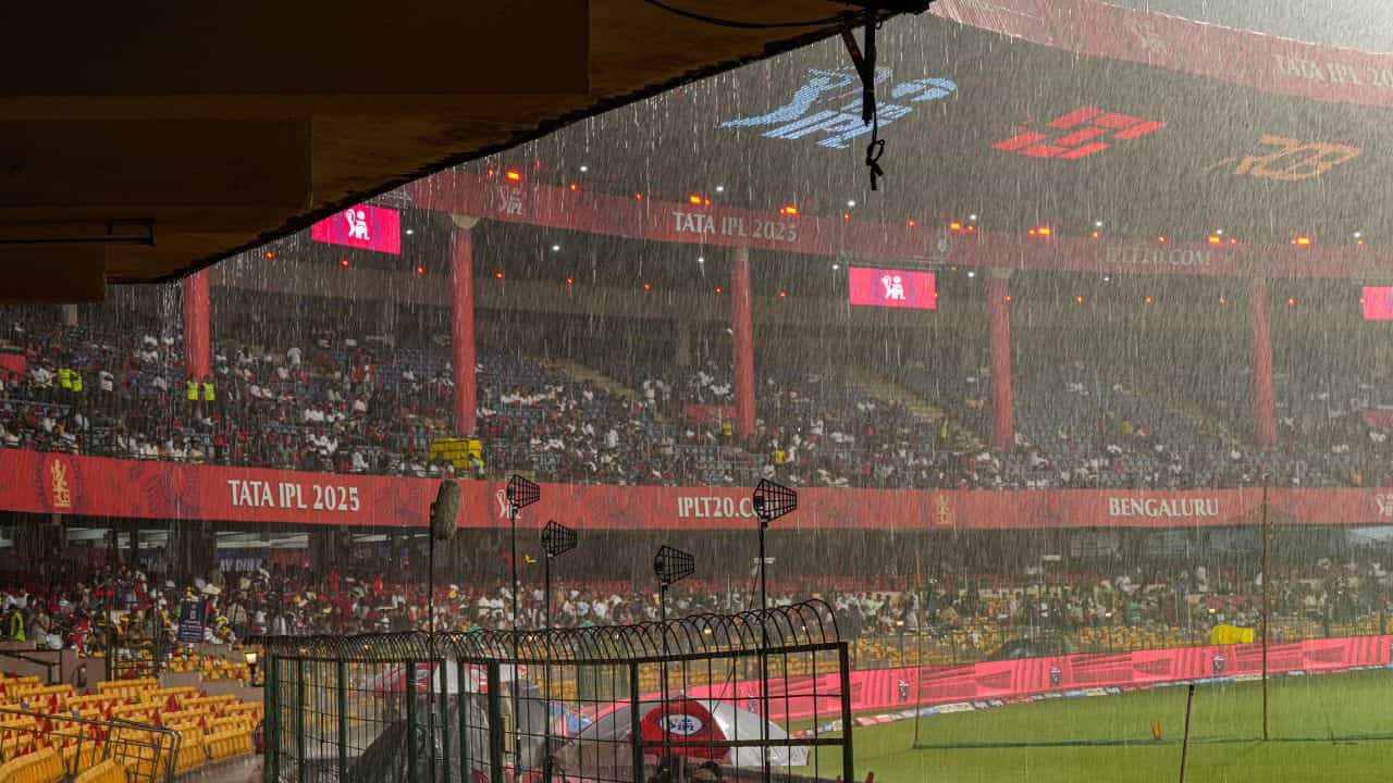 IPL 2026 Weather: മഴ ചതിച്ചാല് മത്സരം പാളും; RCB vs SRH മാച്ചില് കാലാവസ്ഥ വില്ലനാകുമോ? IPL 2026 Weather: മഴ ചതിച്ചാല് മത്സരം പാളും; RCB vs SRH മാച്ചില് കാലാവസ്ഥ വില്ലനാകുമോ?