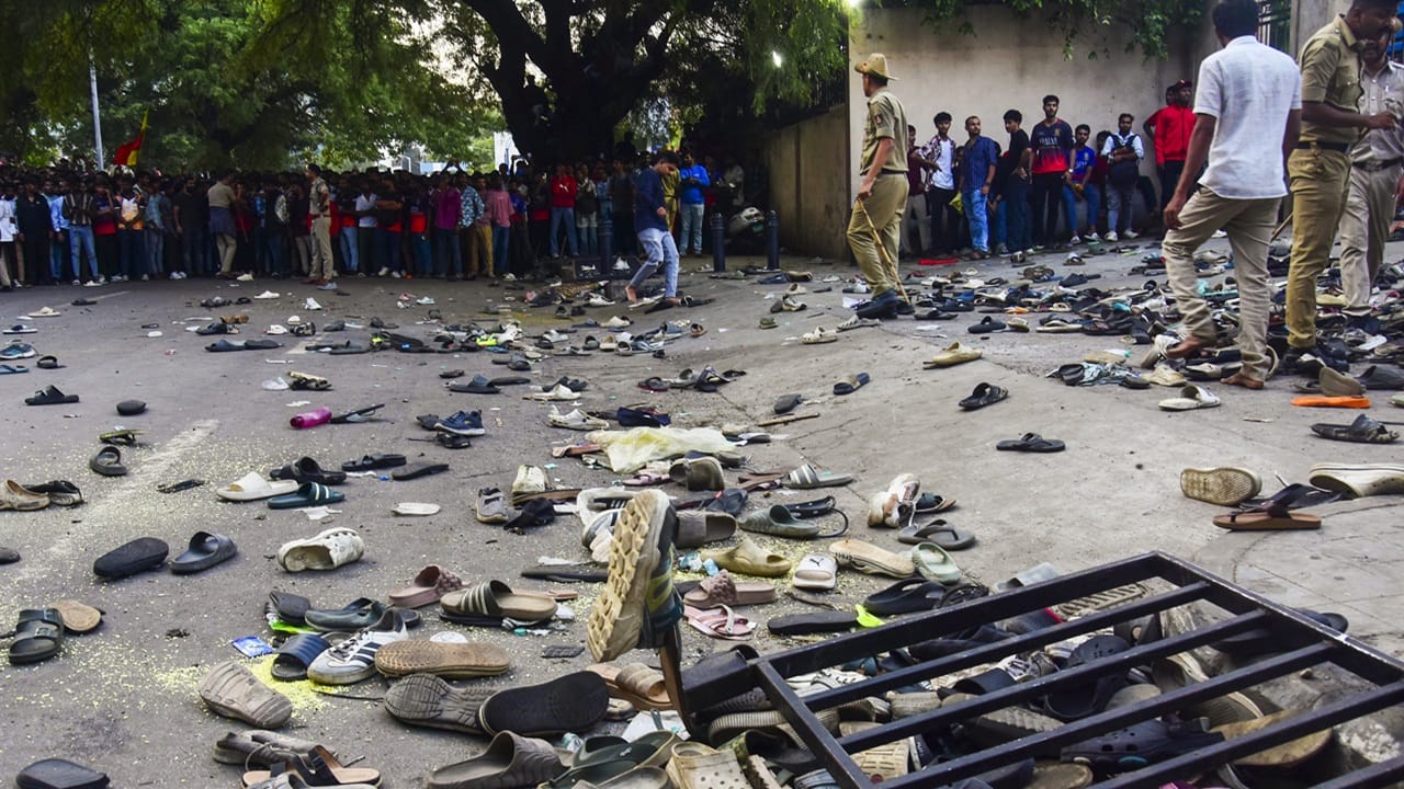 ദുരന്തത്തില് 11 പേര് മരിച്ചിരുന്നു. കഴിഞ്ഞ ബുധനാഴ്ച, ഐപിഎൽ അധികൃതർ ആദ്യ ഘട്ടത്തിന്റെ (മാർച്ച് 28 മുതൽ ഏപ്രിൽ 12 വരെ) മത്സരക്രമം പ്രഖ്യാപിച്ചു. രണ്ടാം ഘട്ട ഷെഡ്യൂള് പിന്നീട് പുറത്തുവിടും (Image Credits: PTI).