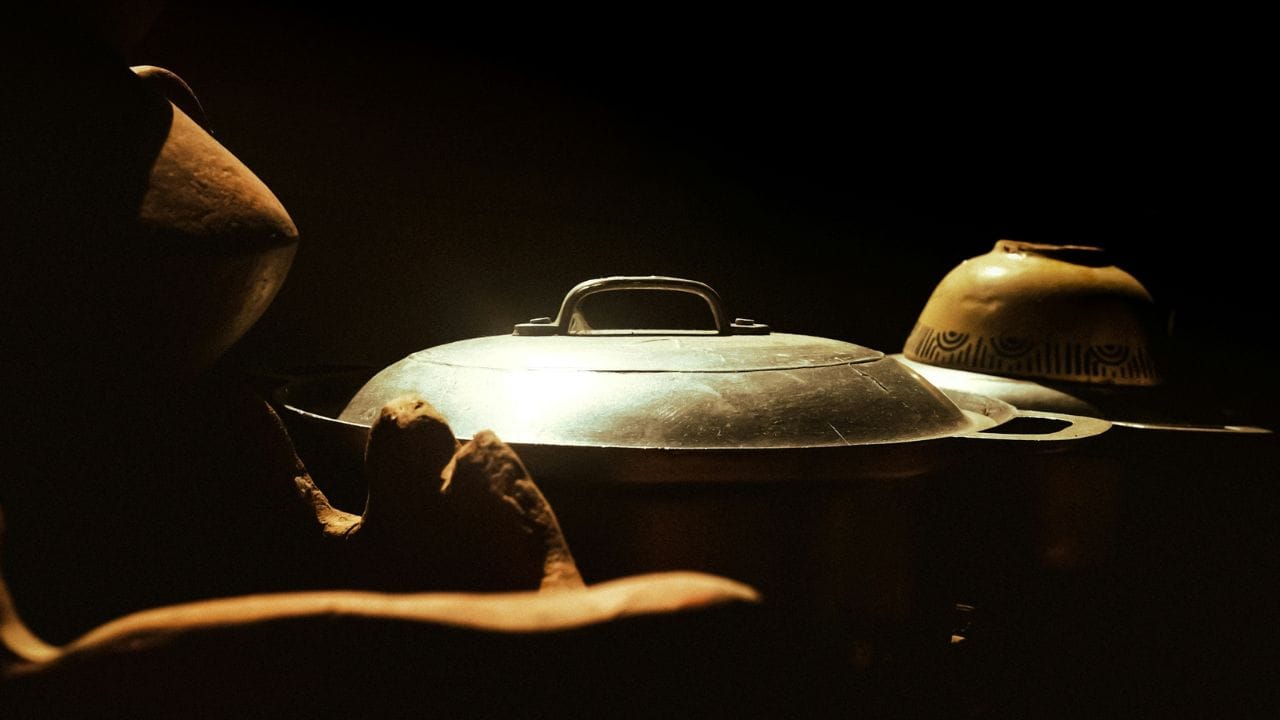 മൺപാത്രങ്ങളിൽ പാചകം ചെയ്യുമ്പോൾ ഭക്ഷണത്തിന്റെ രുചി കൂടാനുള്ള പ്രധാന കാരണങ്ങൾ പലതുണ്ട്. മണ്ണ് പ്രകൃതിദത്തമായി ക്ഷാരസ്വഭാവമുള്ളതാണ് . ഭക്ഷണത്തിലെ അസിഡിറ്റിയുമായി ഇത് പ്രതിപ്രവർത്തിച്ച് പിഎച്ച് നില കൃത്യമായി നിലനിർത്തുന്നു. ഇത് ദഹനം സുഗമമാക്കാൻ സഹായിക്കുന്നു.