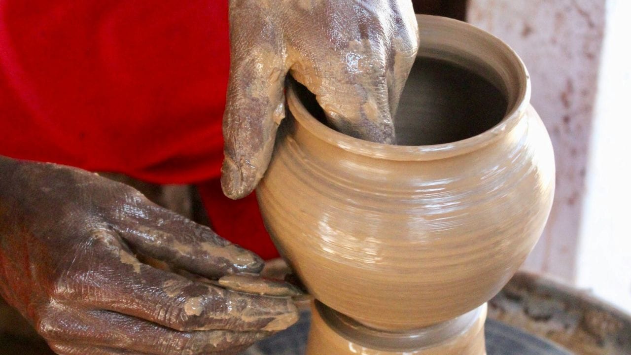 മൺപാത്രങ്ങളിൽ ഭക്ഷണം പതുക്കെയാണ് വേവുന്നത്. അതിനാൽ ഈർപ്പം പുറത്തുപോകാതെ നിലനിൽക്കുന്നതുകൊണ്ട് അധികം എണ്ണ ഉപയോഗിക്കാതെ തന്നെ രുചിയോടെ ഭക്ഷണം തയ്യാറാക്കാം. കളിമണ്ണിലെ സൂക്ഷ്മ സുഷിരങ്ങളിലൂടെ വായുവും താപവും കൃത്യമായി സഞ്ചരിക്കുന്നു. ഇത് ഭക്ഷണത്തിലെ പോഷകങ്ങൾ നശിച്ചുപോകാതെ സംരക്ഷിക്കാൻ സഹായിക്കുന്നു. 