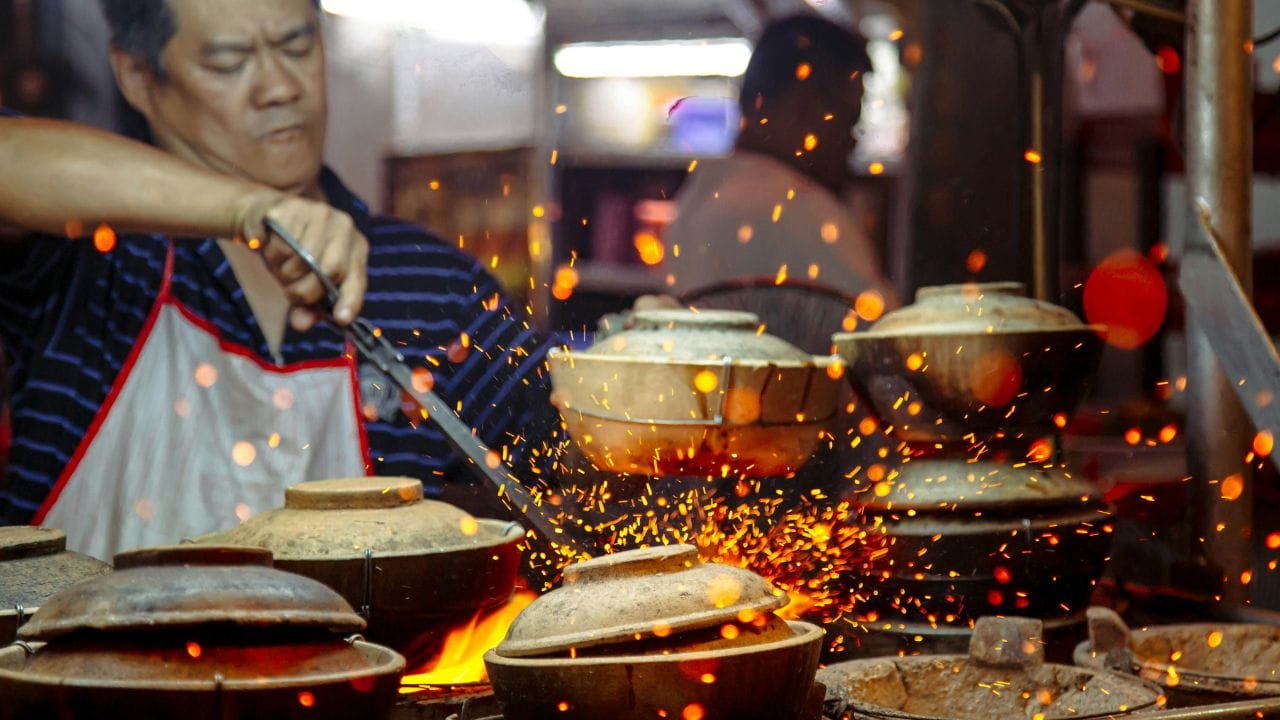 കളിമണ്ണിൽ അടങ്ങിയിരിക്കുന്ന കാൽസ്യം, മഗ്നീഷ്യം, ഇരുമ്പ്, സൾഫർ തുടങ്ങിയ ധാതുക്കൾ പാചകത്തിലൂടെ ഭക്ഷണത്തിലേക്ക് പകരുന്നത് ഗുണകരമാണ്. പുതിയ മൺചട്ടി നേരിട്ട് അടുപ്പത്ത് വെച്ചാൽ അത് പൊട്ടിപ്പോകാൻ സാധ്യതയുണ്ട്. പുതിയ ചട്ടി 12 മുതൽ 24 മണിക്കൂർ വരെ പച്ചവെള്ളത്തിൽ മുക്കിവയ്ക്കുക. 