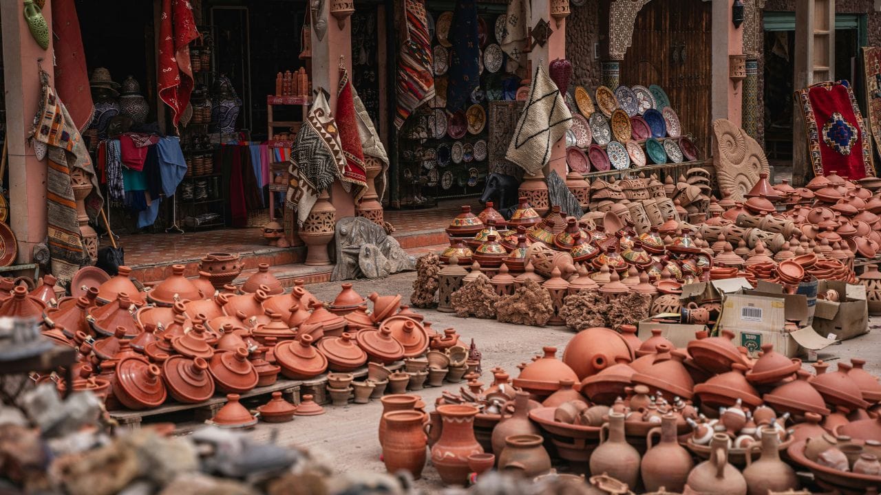 വെള്ളത്തിൽ നിന്നെടുത്ത ശേഷം ചട്ടിയിൽ കഞ്ഞിവെള്ളം ഒഴിച്ച് 2-3 ദിവസം വെക്കുക. ഇത് ചട്ടിയിലെ സുഷിരങ്ങൾ അടയ്ക്കാനും ഉറപ്പ് വർദ്ധിപ്പിക്കാനും സഹായിക്കും. കഞ്ഞിവെള്ളം കളഞ്ഞ ശേഷം ചട്ടി നന്നായി ഉണക്കി ഉള്ളിലും പുറത്തും അല്പം വെളിച്ചെണ്ണ പുരട്ടി വെയിലത്ത് വെച്ച് ഉണക്കുക. ആദ്യമായി ചട്ടി അടുപ്പത്ത് വെക്കുമ്പോൾ കുറഞ്ഞ തീയിൽ മാത്രം ഉപയോഗിക്കുക. ഉള്ളിയിട്ട് വഴറ്റുന്നത് ചട്ടിയിലെ മൺചുവ മാറാൻ സഹായിക്കും.
