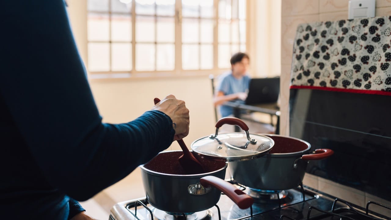 ഫ്രിഡ്ജില്‍ വെച്ച ഭക്ഷ്യവസ്തുക്കള്‍ പുറത്തെടുത്തതിന് തൊട്ടുപിന്നാലെ വേവിക്കരുത്. കുറച്ചു സമയം പുറത്തെടുത്തതിന് ശേഷം മാത്രം വേവിക്കുക. അതുപോലെ, പാചകത്തിന് ആവശ്യത്തിന് മാത്രം വെള്ളം ഉപയോഗിക്കുക. ആവശ്യത്തിലധികം വെള്ളം ഉപയോഗിക്കുന്നത് ഗ്യാസ് ചെലവ് വര്‍ധിപ്പിക്കും (Image Credits: Getty Images)