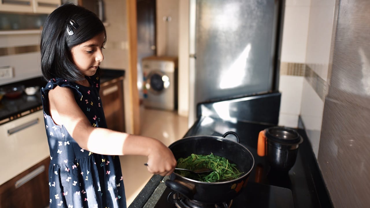 ഏത് സമയവും ഹൈ-ഫ്ലെയിമിൽ പാചകം ചെയ്യുന്നത് ശരിയല്ല. ഇത് ഗ്യാസ് നഷ്ടം വര്‍ധിപ്പിക്കും. തിളച്ചുകഴിഞ്ഞാല്‍ തീ കുറച്ചുവെച്ച് പാചകം ചെയ്യാം. ബര്‍ണറുകള്‍ വൃത്തിയായി സൂക്ഷിക്കണം. ബര്‍ണറുകളില്‍ അഴുക്ക് അടിഞ്ഞുകൂടുന്നത് ഇന്ധനക്ഷമത കുറയ്ക്കും. പാത്രത്തിന്റെ വലിപ്പത്തിന് അനുയോജ്യമായ ബര്‍ണറുകള്‍ തിരഞ്ഞെടുക്കുക (Image Credits: Getty Images)