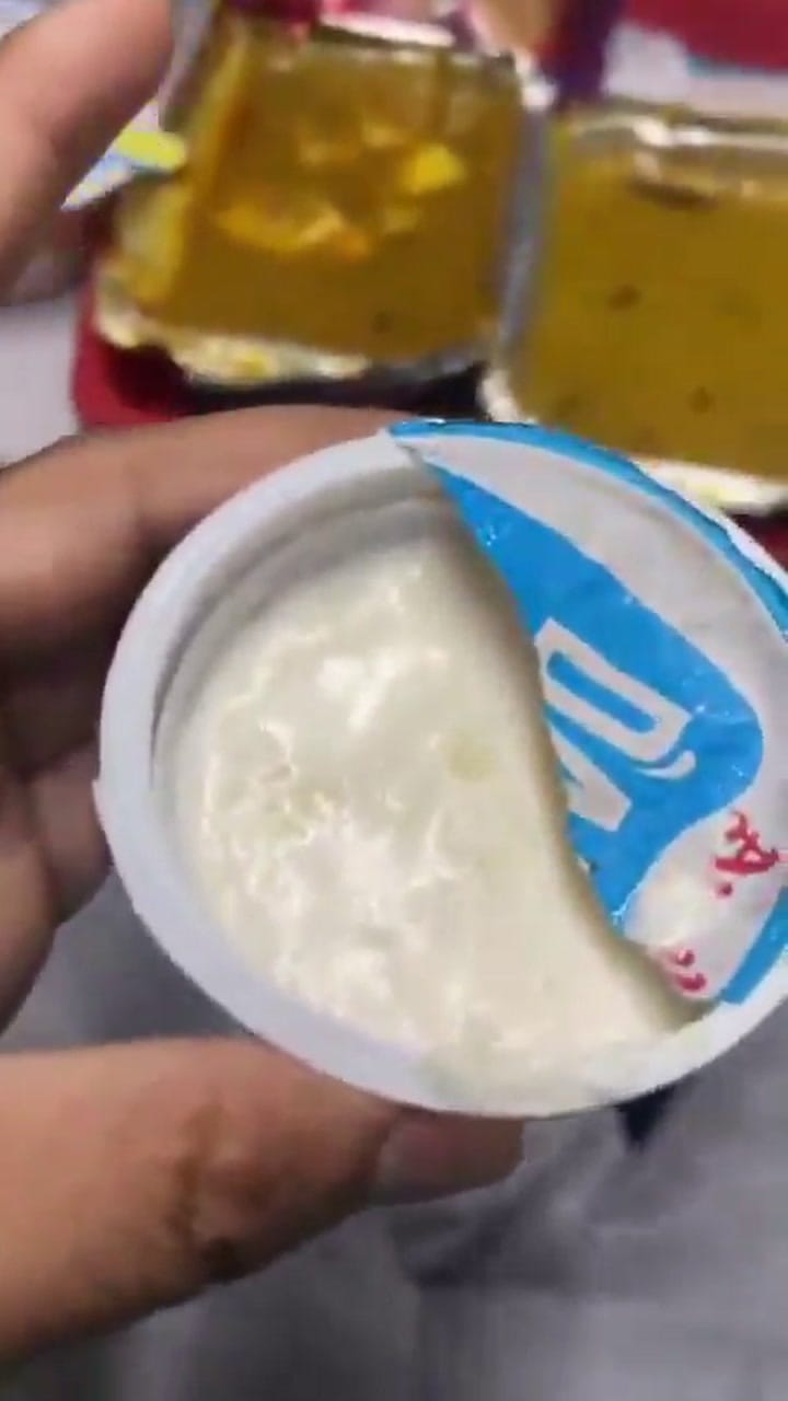 ഞൊളയ്ക്കുവാ ഈ നീളത്തിലുള്ള പുഴുക്കള്‍; വന്ദേ ഭാരത് എക്‌സ്പ്രസില്‍ മോശം ഭക്ഷണം കിട്ടിയെന്ന് യാത്രക്കാരന്‍; ഐആര്‍സിടിസിക്ക് പിഴശിക്ഷ