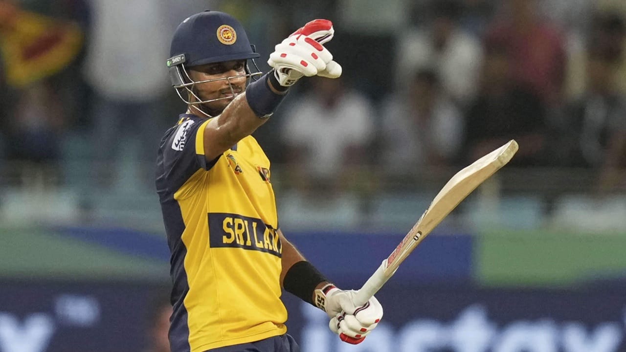 അബുദാബിയിൽ നടന്ന ഐപിഎൽ ലേലത്തിൽ ശനക അണ്‍സോള്‍ഡായിരുന്നു. പിന്നീട് പിഎസ്എല്ലില്‍ ലാഹോര്‍ ഖലന്ദേഴ്‌സ് 75 ലക്ഷം പാകിസ്ഥാന്‍ രൂപയ്ക്ക് ശനകയെ ടീമിലെത്തിച്ചു. സിംബാബ്‌വെയുടെ ബ്ലെസ്സിംഗ് മുസറബാനിക്ക് ശേഷം പിഎസ്എൽ വിട്ട് ഈ വർഷം ഐപിഎല്ലിൽ ചേരുന്ന രണ്ടാമത്തെ താരമാണ് ശനക. ദക്ഷിണാഫ്രിക്കയുടെ കോർബിൻ ബോഷ് കഴിഞ്ഞ വര്‍ഷം ഇത്തരത്തില്‍ ഐപിഎല്‍ കളിച്ചിരുന്നു.