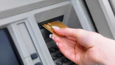 ATM Rules: തോന്നിയപോലെ പണം പിന്വലിക്കാനാകില്ല; എടിഎം നിയമങ്ങള് മാറുന്നു ATM Rules: തോന്നിയപോലെ പണം പിന്വലിക്കാനാകില്ല; എടിഎം നിയമങ്ങള് മാറുന്നു
