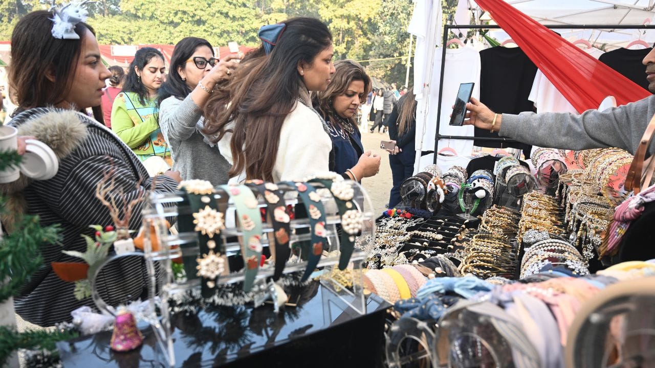 പഹര്‍ഗഞ്ച് മാര്‍ക്കറ്റില്‍ പോയാല്‍ ബാഗ്, ജ്വല്ലറി, ഹിപ്പി സ്റ്റൈല്‍ വസ്ത്രങ്ങള്‍ എന്നിവയെല്ലാം വാങ്ങാനാകും. സദാര്‍ ബസാറില്‍ ആകട്ടെ ഹോള്‍സെയില്‍ ഗുഡ്‌സ്, ഡെക്കര്‍, സ്‌റ്റേഷനറി, ഫെസ്റ്റീവ് ഐറ്റംസ് എന്നിവയെല്ലാം ലഭിക്കും. ഖാരി ബവോലിയില്‍ സ്‌പൈസസ്, ഡ്രൈ ഫ്രൂട്‌സ്, ഹെര്‍ബ്‌സ് എന്നിവയെല്ലാം വേണ്ടുവോളം ഉണ്ട്. 

