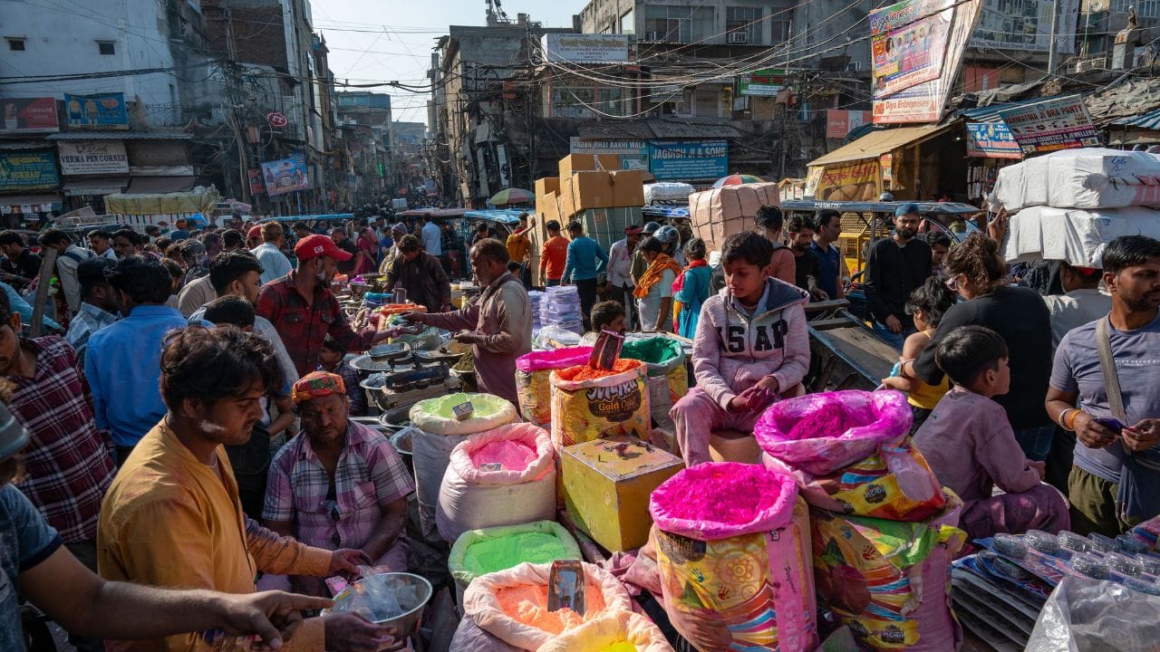 കാമ്ല നഗര്‍ മാര്‍ക്കറ്റില്‍ എത്തിയാല്‍ കോളേജ് ഫാഷനും സ്ട്രീറ്റും ഫുഡും വേണ്ടുവോളം ആസ്വദിക്കാം. ദില്ലി ഹാത്തില്‍ പോയാല്‍ ഹാന്‍ഡിക്രാഫ്റ്റ്, ഹാന്‍ഡ്‌ലൂം, ഭക്ഷണം എന്നിവയുടെ കമനീയ ശേഖരം കാണാം. കരോള്‍ ബാഗ് മാര്‍ക്കറ്റ് വസ്ത്രം, ഇലക്ട്രോണിക്‌സ്, വിവാഹ ഷോപ്പിങ് എന്നിവയ്ക്ക് പേരുകേട്ടതാണ്. 

