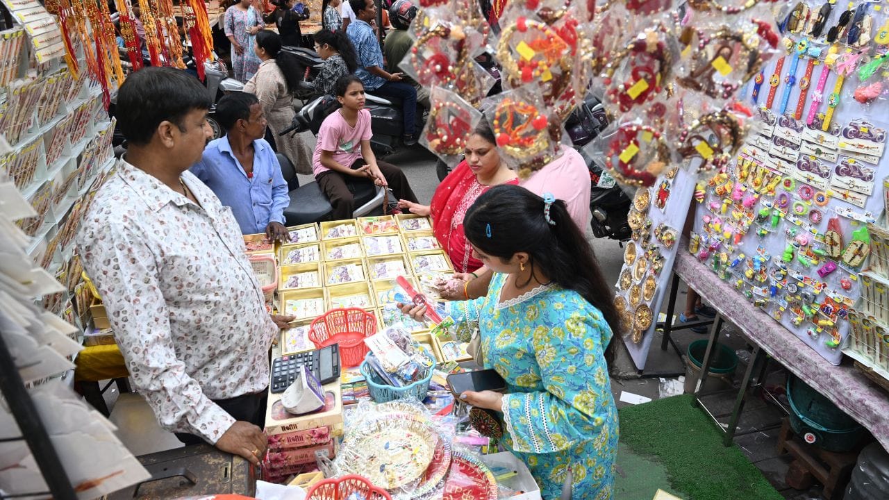 ഡല്ഹിയില് ഒരുപാട് ഗുരുദ്വാറുകളുണ്ട്, അതില് ബംഗ്ലാ സാഹിബ് ഗുരുദ്വാറിലാകട്ടെ ഡല്ഹിയില് എത്തിയാലുള്ള താമസം. ഇവിടെ താമസത്തിനായി നിങ്ങള് 200 രൂപ നല്കണം. എന്നാല് ഭക്ഷണം സൗജ്യനമാണ്. ബാഗ് വെക്കാന് ക്ലോക്ക് റൂമിന്റെ സേവനവും സൗജന്യമായി ആസ്വദിക്കാം.