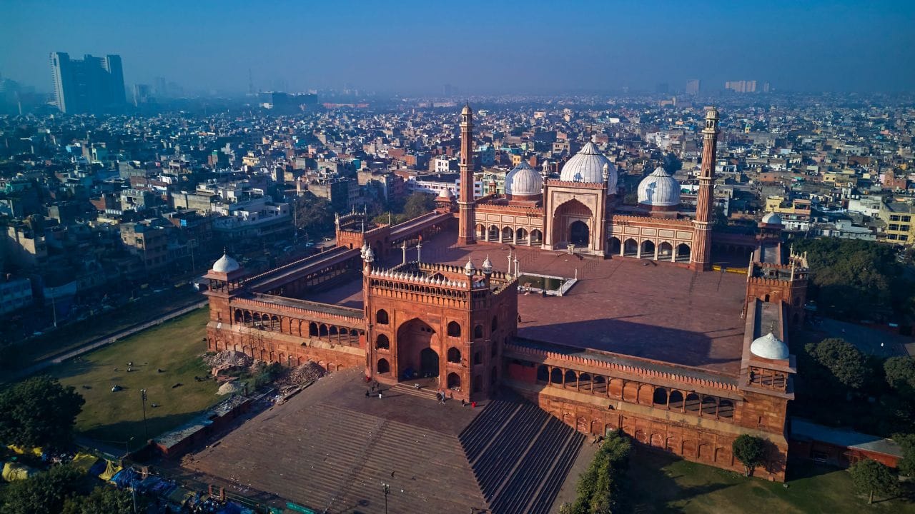 മഹാത്മാഗാന്ധിയുടെ സ്മാരകമായ രാജ് ഘട്ടും ഈ യാത്രയില്‍ സന്ദര്‍ശിക്കാം. അതിന് ശേഷം വൈകിട്ടോടെ കുത്തബ് മിനാറിലേക്ക് പോകാം. ഇവിടെ നിന്നും ലോട്ടസ് ടെമ്പിള്‍. ഇതെല്ലാം കണ്ട് രാത്രി ഭക്ഷണവും ഷോപ്പിങും കഴിഞ്ഞ് മടങ്ങാവുന്നതാണ്. എന്നാല്‍ യാത്രയ്ക്കായി എപ്പോഴും ചെലവ് കുറഞ്ഞ ഗതാഗത മാര്‍ഗങ്ങള്‍ സ്വീകരിക്കുന്നതാണ്. 


