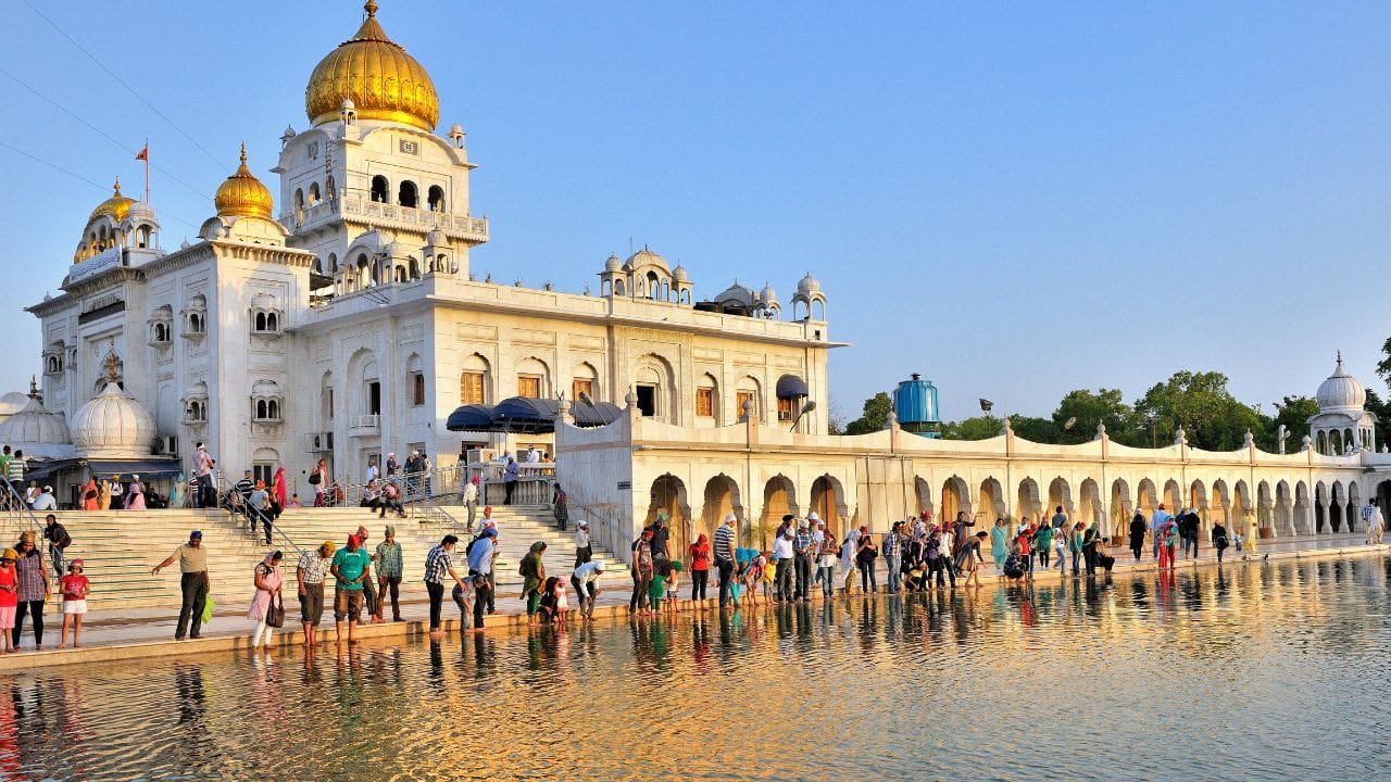ഡല്ഹിയില് പോകാന് പ്ലാനില്ലാത്തവരായി ആരുമില്ല. എന്നാല് അവിടേക്ക് എത്താനുള്ള ചെലവ്, താമസം, ഭക്ഷണം തുടങ്ങി ഒട്ടേറെ കാര്യങ്ങളെ കുറിച്ച് ചിന്തിക്കുമ്പോഴാണ് ആളുകള് ചെറുതായൊന്ന് പിന്നോട്ട് വലിയുന്നത്.