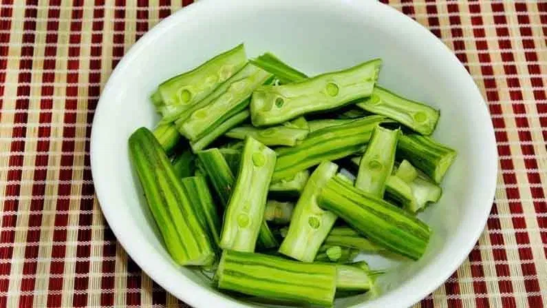 എന്നാൽ, മുരിങ്ങയ്ക്ക ഉപയോഗിക്കുമ്പോൾ ചില കാര്യങ്ങൾ ശ്രദ്ധിക്കേണ്ടതുണ്ട്. അമിതമായാൽ ഇത് ദഹനപ്രശ്നങ്ങൾക്കും വയറിളക്കത്തിനും കാരണമായേക്കാം. പ്രത്യേകിച്ച് രക്തസമ്മർദ്ദത്തിനോ പ്രമേഹത്തിനോ മരുന്ന് കഴിക്കുന്നവർ മുരിങ്ങയ്ക്ക അമിതമായി ഭക്ഷണത്തിൽ ഉൾപ്പെടുത്തുന്നത് ബി.പി അല്ലെങ്കിൽ ഷുഗർ അപകടകരമാംവിധം താഴാൻ ഇടയാക്കും.