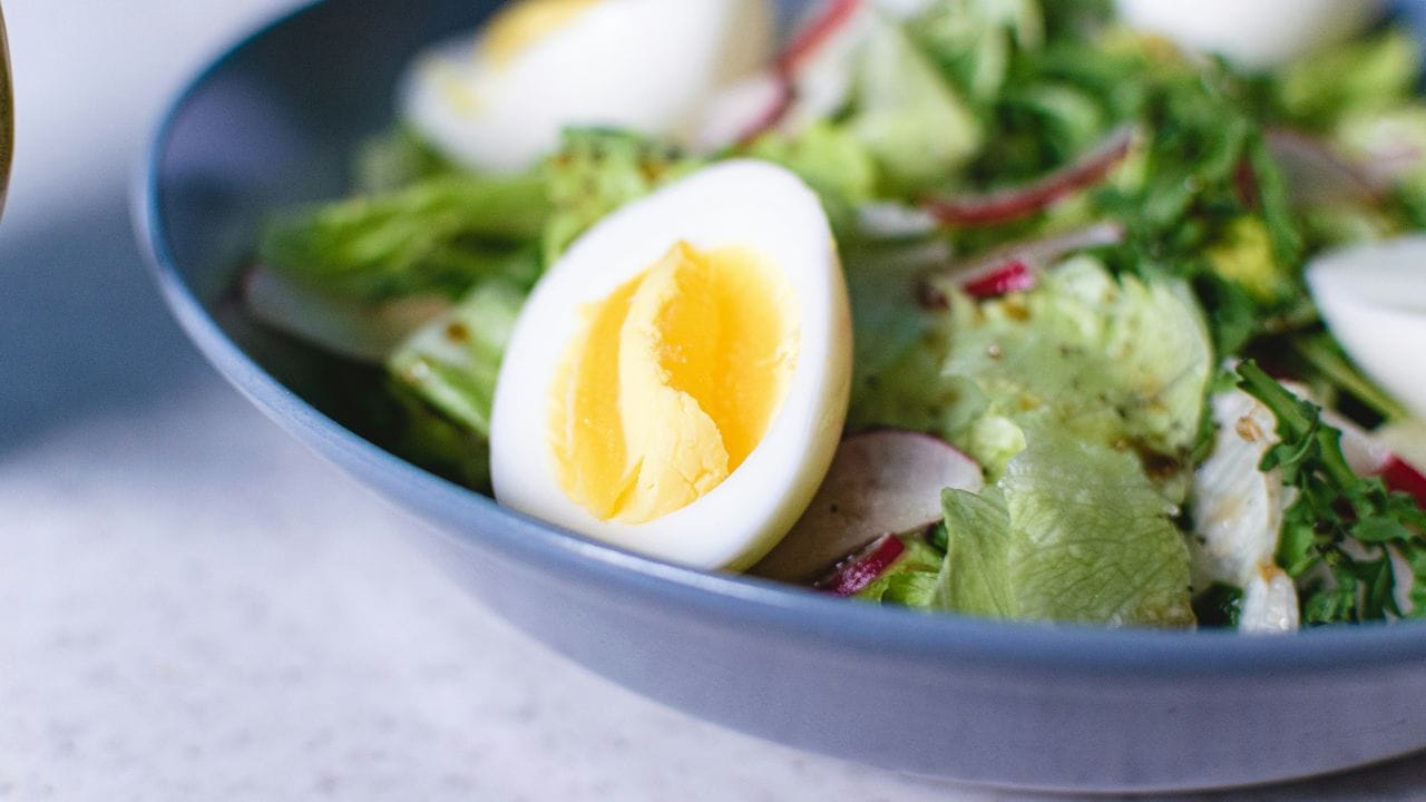 പോഷകാഹാര വിദഗ്ധരുടെ അഭിപ്രായത്തിൽ ദിവസവും ഒന്നോ രണ്ടോ മുട്ടകൾ സുരക്ഷിതമായി കഴിക്കാവുന്നതാണ്. ഇത് കൊളസ്ട്രോളിനെ പ്രതികൂലമായി ബാധിക്കാതെ തന്നെ ശരീരത്തിന് ആവശ്യമായ പ്രോട്ടീനും മറ്റ് പോഷകങ്ങളും നൽകുന്നു.