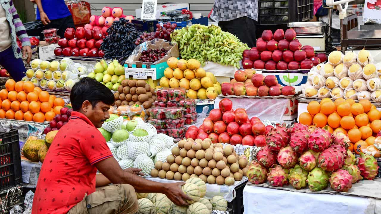 Fruits Price: ആപ്പിളും മുന്തിരിയും മുന്നിലുണ്ട്, പിന്നാലെ ഇവരും; പഴങ്ങളുടെ വില റെക്കോഡ് കുതിപ്പില്‍