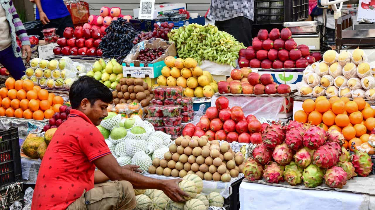 Fruits Price: ആപ്പിളും മുന്തിരിയും മുന്നിലുണ്ട്, പിന്നാലെ ഇവരും; പഴങ്ങളുടെ വില റെക്കോഡ് കുതിപ്പില് Fruits Price: ആപ്പിളും മുന്തിരിയും മുന്നിലുണ്ട്, പിന്നാലെ ഇവരും; പഴങ്ങളുടെ വില റെക്കോഡ് കുതിപ്പില്