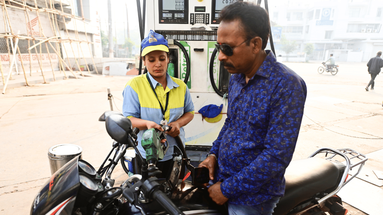 Kerala Fuel Regulations: എറണാകുളത്ത് ഇന്ധനക്ഷാമമില്ല, കാനുകളിൽ ഇന്ധനം വാങ്ങുന്നവർക്കായി പുതിയ നിയമങ്ങൾ Kerala Fuel Regulations: എറണാകുളത്ത് ഇന്ധനക്ഷാമമില്ല, കാനുകളിൽ ഇന്ധനം വാങ്ങുന്നവർക്കായി പുതിയ നിയമങ്ങൾ
