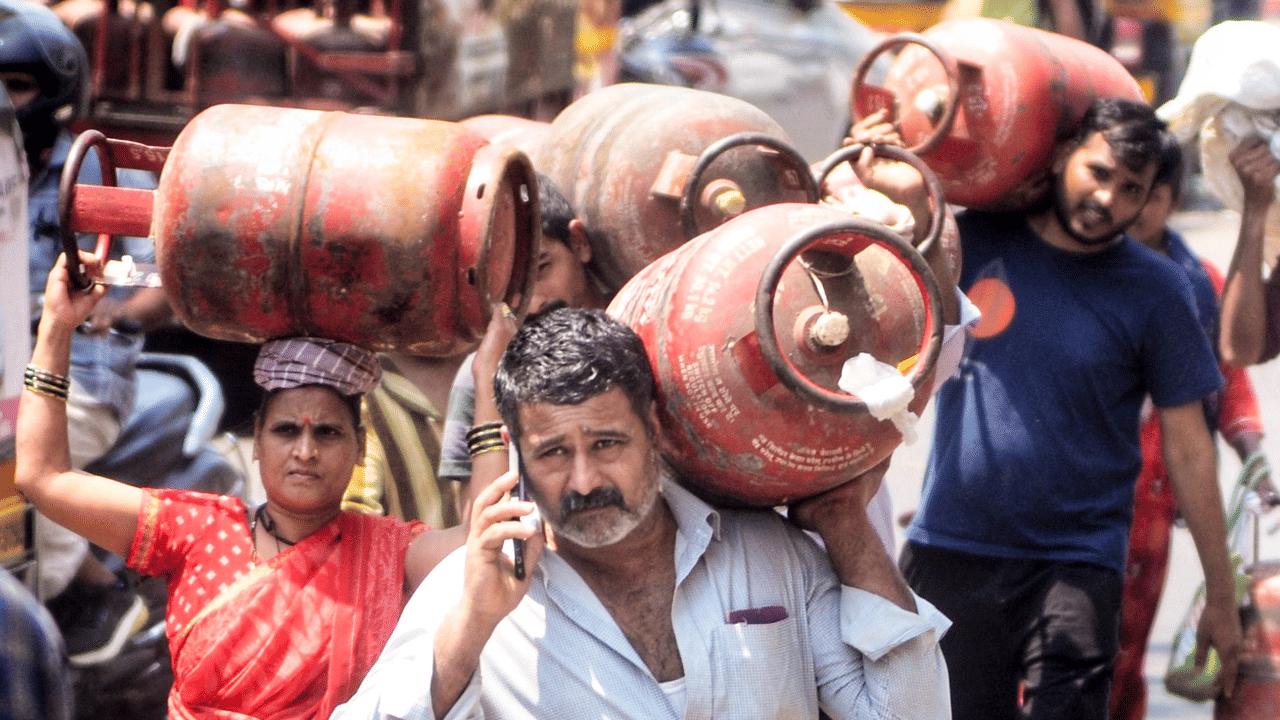 ബുക്കിംഗ് പൂർത്തിയായ ശേഷം ബുക്കിംഗ് നമ്പറും മറ്റ് വിശദാംശങ്ങളും അടങ്ങിയ മെസേജ് നിങ്ങൾക്ക് ലഭിക്കും. 24 മണിക്കൂറും ഈ സേവനം ലഭ്യമാണ് എന്നതാണ് ഏറ്റവും വലിയ പ്രത്യേകത. ഗ്യാസ് ഏജൻസിയിൽ രജിസ്റ്റർ ചെയ്ത മൊബൈൽ നമ്പറിൽ നിന്ന് തന്നെ വാട്സാപ്പ് മെസേജ് അയക്കാൻ ശ്രദ്ധിക്കേണ്ടതാണ്.

