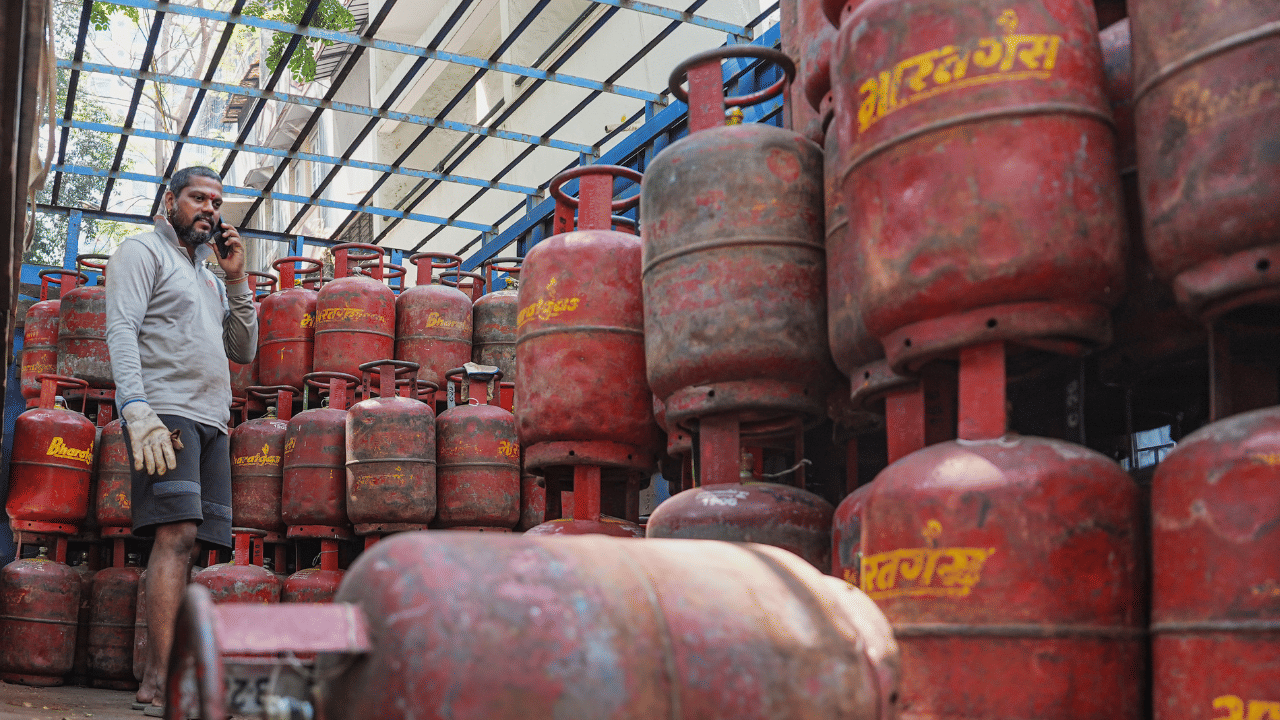 ഇൻഡേൻ ഗ്യാസ് കണക്ഷനുമായി രജിസ്റ്റർ ചെയ്തിട്ടുള്ള മൊബൈൽ നമ്പറിൽ നിന്ന് REFILL എന്ന് ടൈപ്പ് ചെയ്ത് മെസ്സേജ് അയക്കാവുന്നതാണ്. മെസേജ് അയച്ചാലുടൻ സിസ്റ്റം നിങ്ങളുടെ വിവരങ്ങൾ പരിശോധിക്കുകയും ബുക്കിംഗ് സ്ഥിരീകരിച്ചുകൊണ്ടുള്ള മറുപടി നൽകുന്നതുമാണ്.
