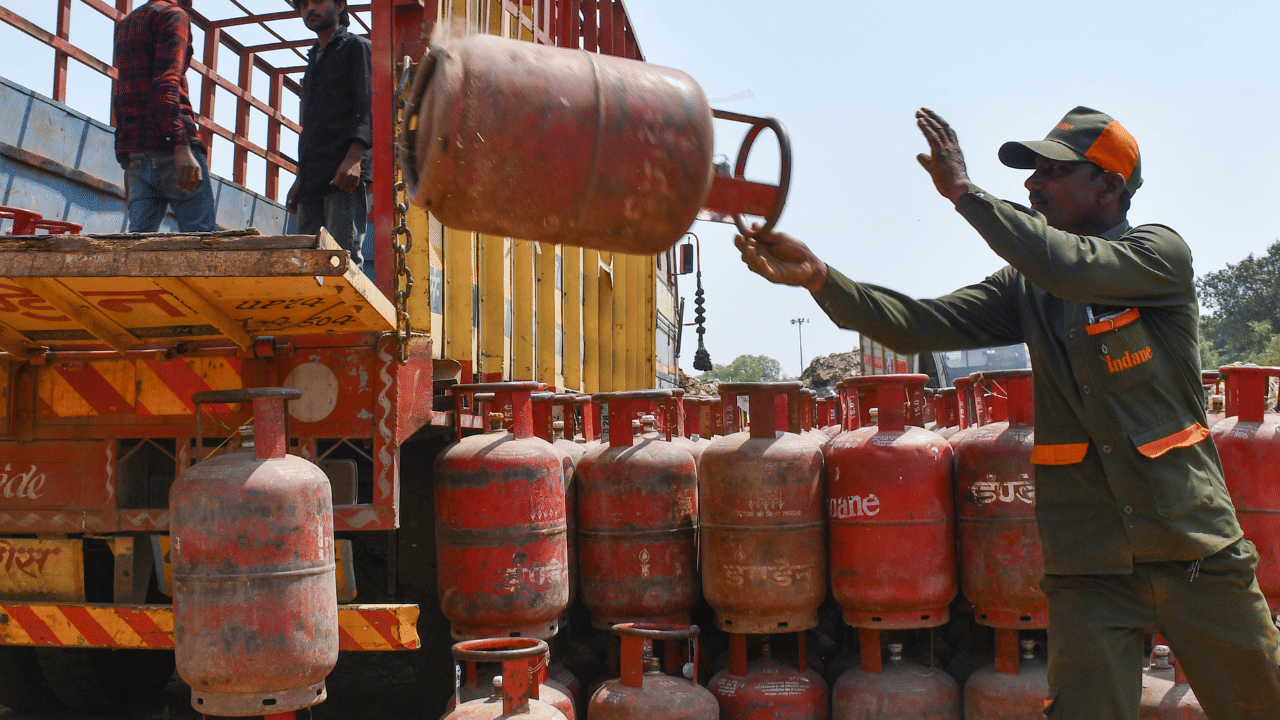 ഇന്ത്യയിലെ പ്രമുഖ പാചകവാതക വിതരണക്കാരായ ഇൻഡേൻ ഗ്യാസ് ഉപയോ​ഗിക്കുന്നവർക്ക് ഇനി വാട്സാപ്പിലൂടെ ​ഗ്യാസ് ബുക്ക് ചെയ്യാൻ കഴിയും. എജൻസിയിൽ നേരിട്ട് പോകാനോ കസ്റ്റമർ കെയർ നമ്പറിൽ കാത്തിരിക്കാനോ ഉള്ള സമയം ഇത് വഴി ലാഭിക്കാവുന്നതാണ്.
