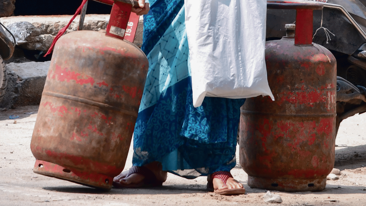 മൊബൈൽ നമ്പർ രജിസ്റ്റർ ചെയ്തിട്ടില്ലെങ്കിൽ, അടുത്തുള്ള ഇൻഡേൻ ഗ്യാസ് വിതരണക്കാരുമായി ബന്ധപ്പെട്ട് നമ്പർ അപ്‌ഡേറ്റ് ചെയ്യാവുന്നതാണ്.
