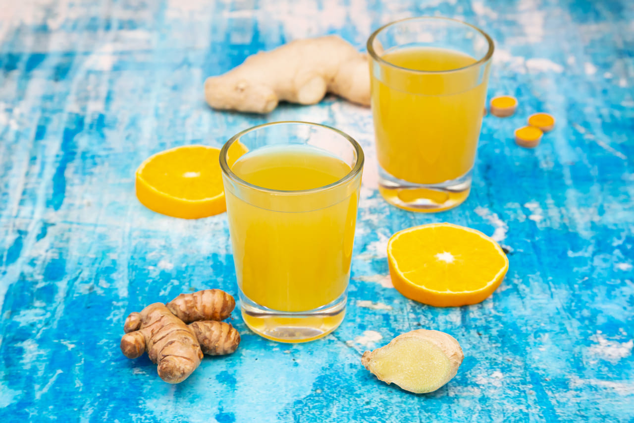 ആരോഗ്യകരമായ ഒരു ജീവിതം ആ​ഗ്രഹിക്കാത്തവരായിട്ട് ആരുമില്ല. പഴയ രീതികളും പ്രകൃതിദത്ത മാർ​ഗങ്ങളുമാണ് ഇന്ന് പലരും ആരോ​ഗ്യം സംരക്ഷിക്കാനായി ആശ്രയിക്കുന്നത്. അതിനാൽ തന്നെ സോഷ്യൽ മീഡിയയിൽ വൈറലാകുന്ന പല ജ്യൂസുകളും നമ്മൾ ഒരു തവണയെങ്കിലും പരീക്ഷിച്ചു നോക്കാറുണ്ട്. എന്നാൽ പലതും എങ്ങനെ തയ്യാറാക്കണമെന്നോ എപ്പോൾ കുടിക്കണമെന്നോ നമുക്ക് ധാരണയുണ്ടാകില്ല. (Image Credits: Getty Images)
