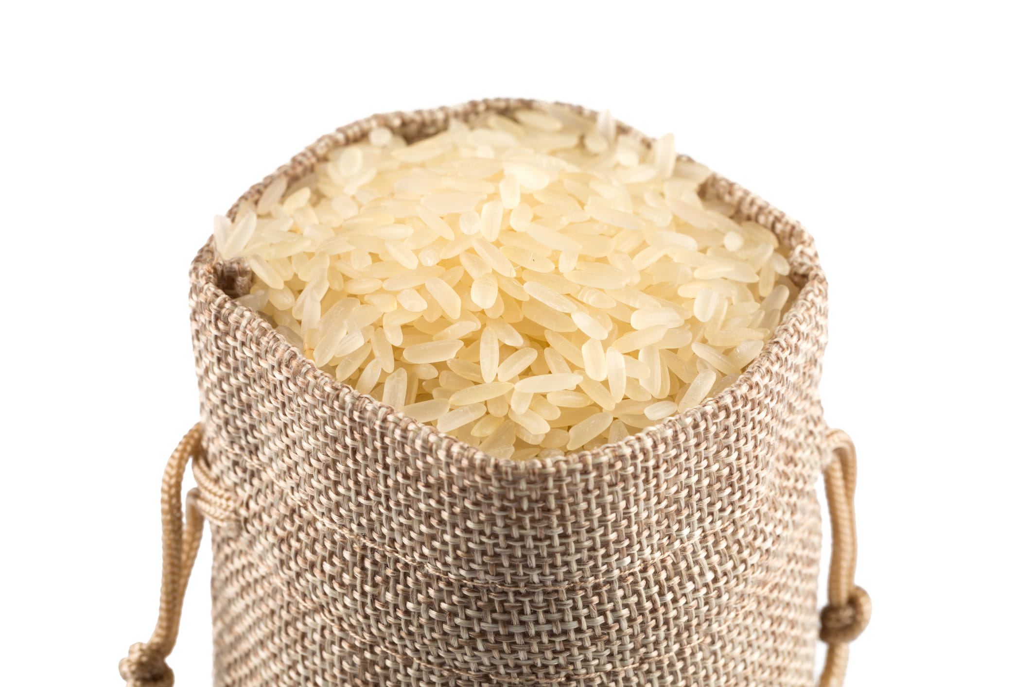 നിങ്ങൾ ആദ്യം അറിഞ്ഞിരിക്കേണ്ട കാര്യം എല്ലാ അരിയും ഒരുപോലെയല്ല എന്ന വസ്തുതയാണ്. ശരിയായി സൂക്ഷിച്ചാൽ രണ്ട് വർഷം വരെ വെളുത്ത അരി കേടുകൂടാതെ ഇരിക്കും. എന്നാൽ തവിട് ചേർന്ന അരി ആറ് മാസം വരെ മാത്രമെ സൂക്ഷിക്കാനാകൂ. അതുകൊണ്ട് തന്നെ അരി വാങ്ങുമ്പോൾ ഇത് മനസ്സിൽ ഓർത്തുവയ്ക്കുക. 
