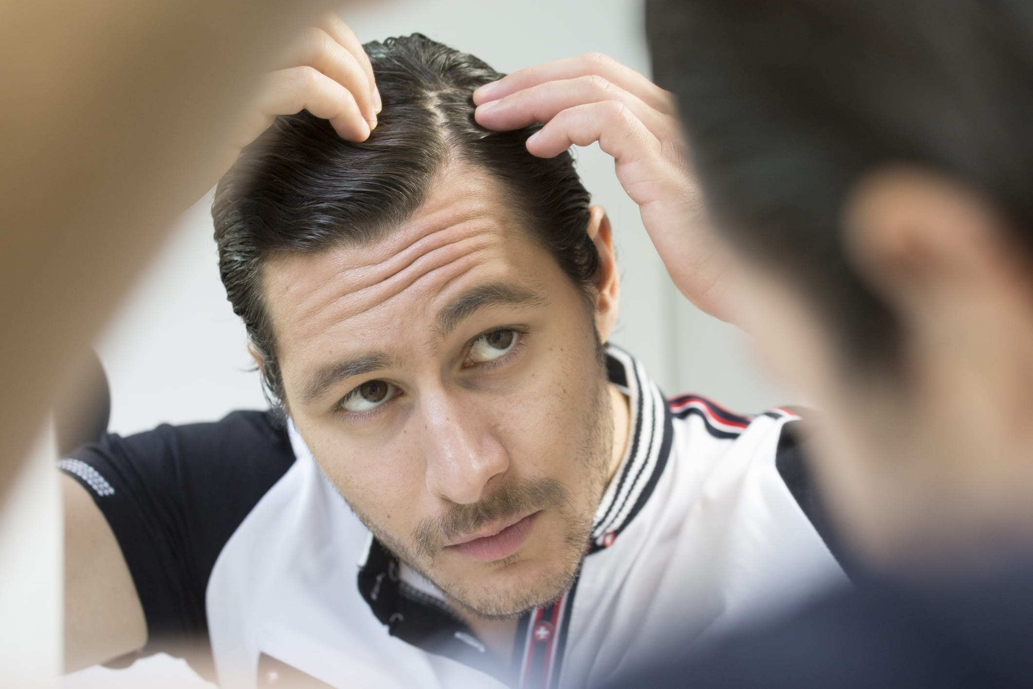 മുടി കൊഴിച്ചിലിനെ വെറുമൊരു സൗന്ദര്യ പ്രശ്നമായി മാത്രം കാണാൻ പറ്റില്ല. മറിച്ച് പലരെയും മാനസികമായി തളർത്തുന്ന ഒരു അവസ്ഥയാണിത്. മുടി കൊഴിച്ചിൽ സാധാരണനിലയിലാണെങ്കിൽ മാറ്റിയെടുക്കാനാകും. എന്നാൽ കഷണ്ടിയിലേക്ക് കടന്നാൽ ഒരു പരിധി വരെ ഒന്നുചെയ്യാനാകില്ല എന്നതാണ് സത്യം. (Image Credits: Getty Images)